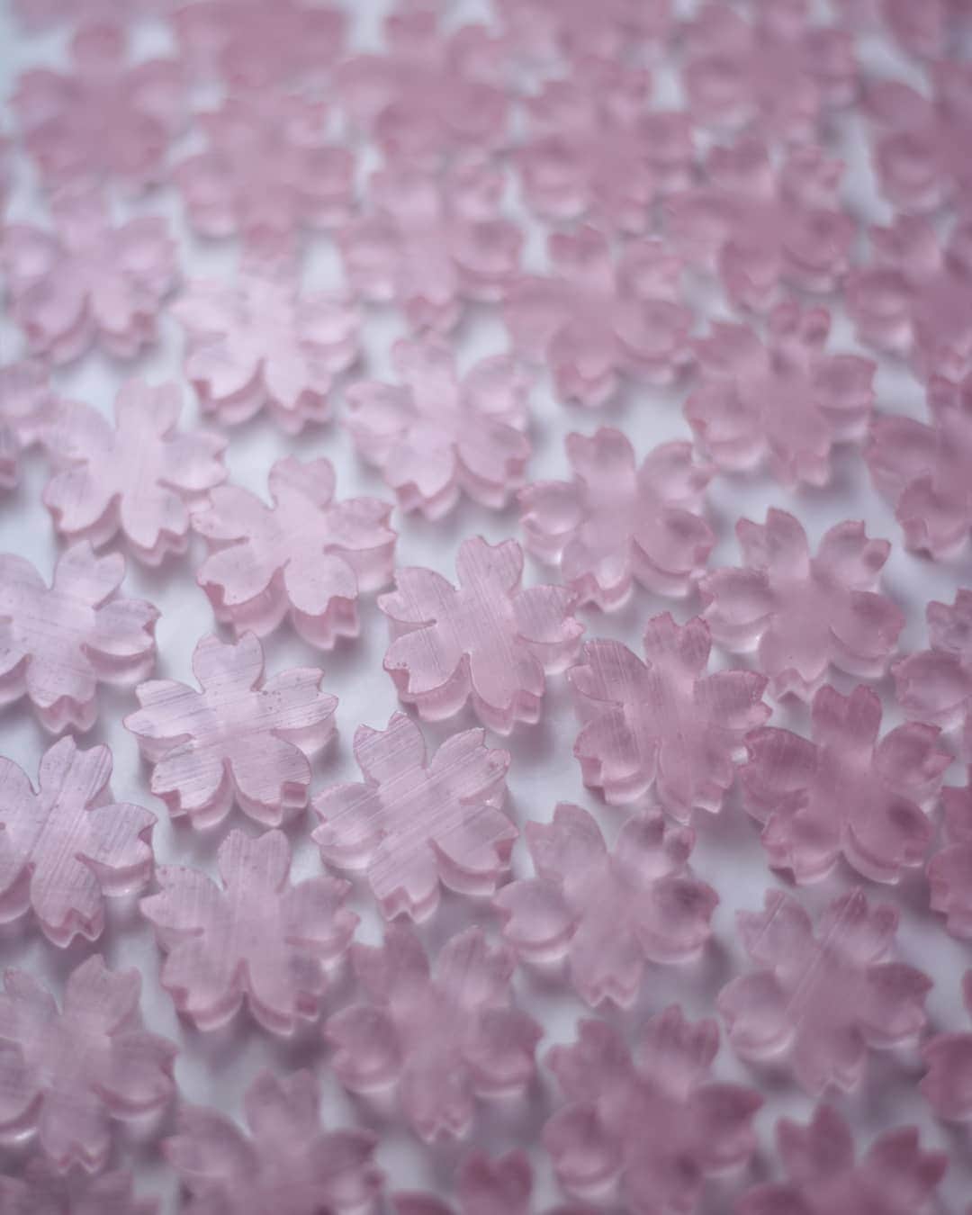 和菓子職人 三納寛之さんのインスタグラム写真 - (和菓子職人 三納寛之Instagram)「『さくらのこはく』  ひと足早く春満開🌸 琥珀糖が乾きました〜👏  写真はピンクのみなのですが 桜花を感じさせる味わいのピンクと桜葉の入った白の2種類あります。 ピンク3コ、白2コで袋に入れての販売です。9日の星が丘テラスから桜が終わる頃までの販売します。  明日は岐阜の工房ではなく、実家の工場でとある撮影✧‧˚また告知できるタイミングになったらお知らせいたします(⋆ᵕᴗᵕ⋆).+*ﾍ  ーーーーーーーーーーー  #和の菓さんのう #和菓子#wagashi#琥珀糖#🌸#桜#春#Spring#日本#Japon#Japan#干菓子#甘いもの#和スイーツ#スイーツ#茶道#抹茶#さくら」3月4日 13時22分 - wagashi_sanchan