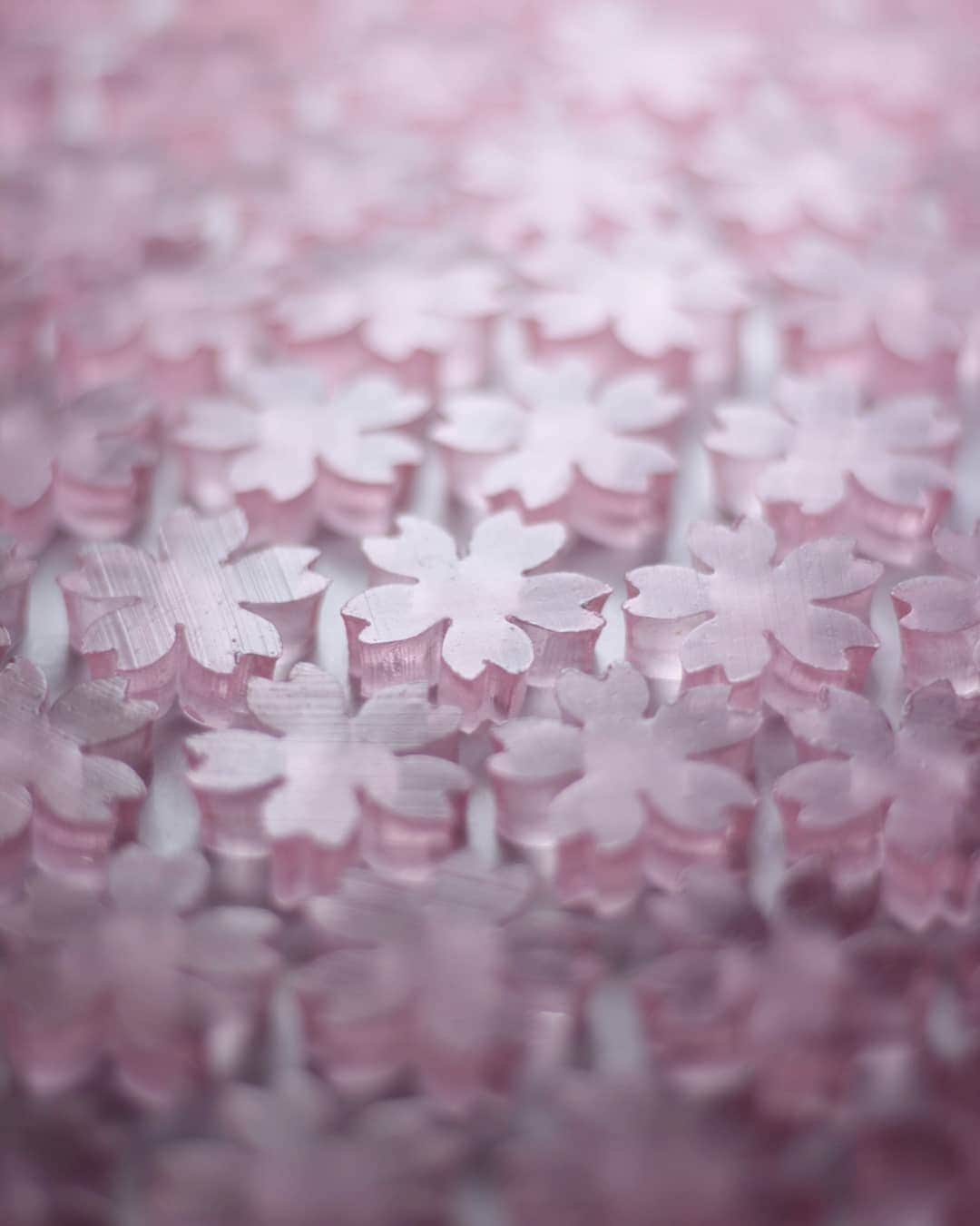 和菓子職人 三納寛之さんのインスタグラム写真 - (和菓子職人 三納寛之Instagram)「『さくらのこはく』  ひと足早く春満開🌸 琥珀糖が乾きました〜👏  写真はピンクのみなのですが 桜花を感じさせる味わいのピンクと桜葉の入った白の2種類あります。 ピンク3コ、白2コで袋に入れての販売です。9日の星が丘テラスから桜が終わる頃までの販売します。  明日は岐阜の工房ではなく、実家の工場でとある撮影✧‧˚また告知できるタイミングになったらお知らせいたします(⋆ᵕᴗᵕ⋆).+*ﾍ  ーーーーーーーーーーー  #和の菓さんのう #和菓子#wagashi#琥珀糖#🌸#桜#春#Spring#日本#Japon#Japan#干菓子#甘いもの#和スイーツ#スイーツ#茶道#抹茶#さくら」3月4日 13時22分 - wagashi_sanchan