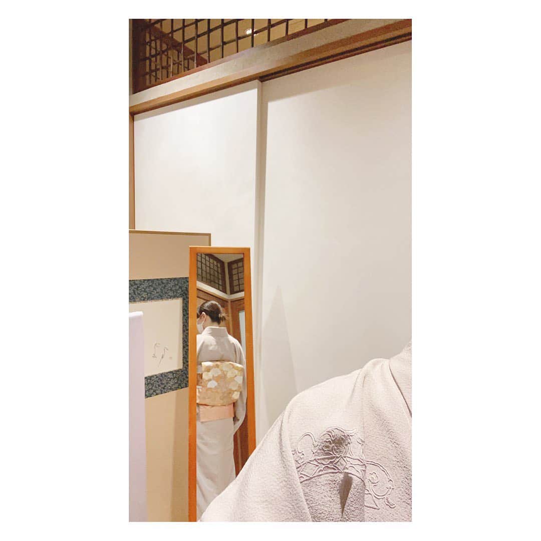 田中雅美さんのインスタグラム写真 - (田中雅美Instagram)「着付け教室5回目。  ・ ・ 少しずつ着付け時間が早くなってきましたよ。  ・ ・ 2枚目のお太鼓帯、内側がくしゃくしゃ。笑  ・ ・ やり直し。 3枚目。 2度目のお太鼓帯、綺麗に出来ました♡  ・ ・ まだ先生の指導を受けながらでないと着られないけど、先生にお褒めのお言葉をいただきました。  ・ ・ 何歳になっても、先生に褒められると、すんごい嬉しい😆  ・ ・ #着付け教室 #お着物 #教室楽しい #褒められたい #徐々に早く着られるようになってきましたよ #まだまだご指導いただきます」3月4日 13時35分 - tanakamasami_official