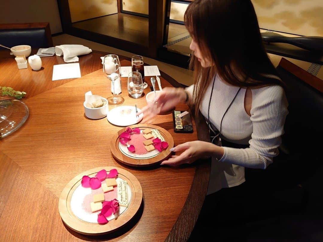 のインスタグラム：「Yesterday's lunch.🌹  ぜーんぶ美味しかった🤤 最後に嬉しいプレートも。 PIERRE HERMÉ のチョコちゃん♡  ありがとうございました👄」