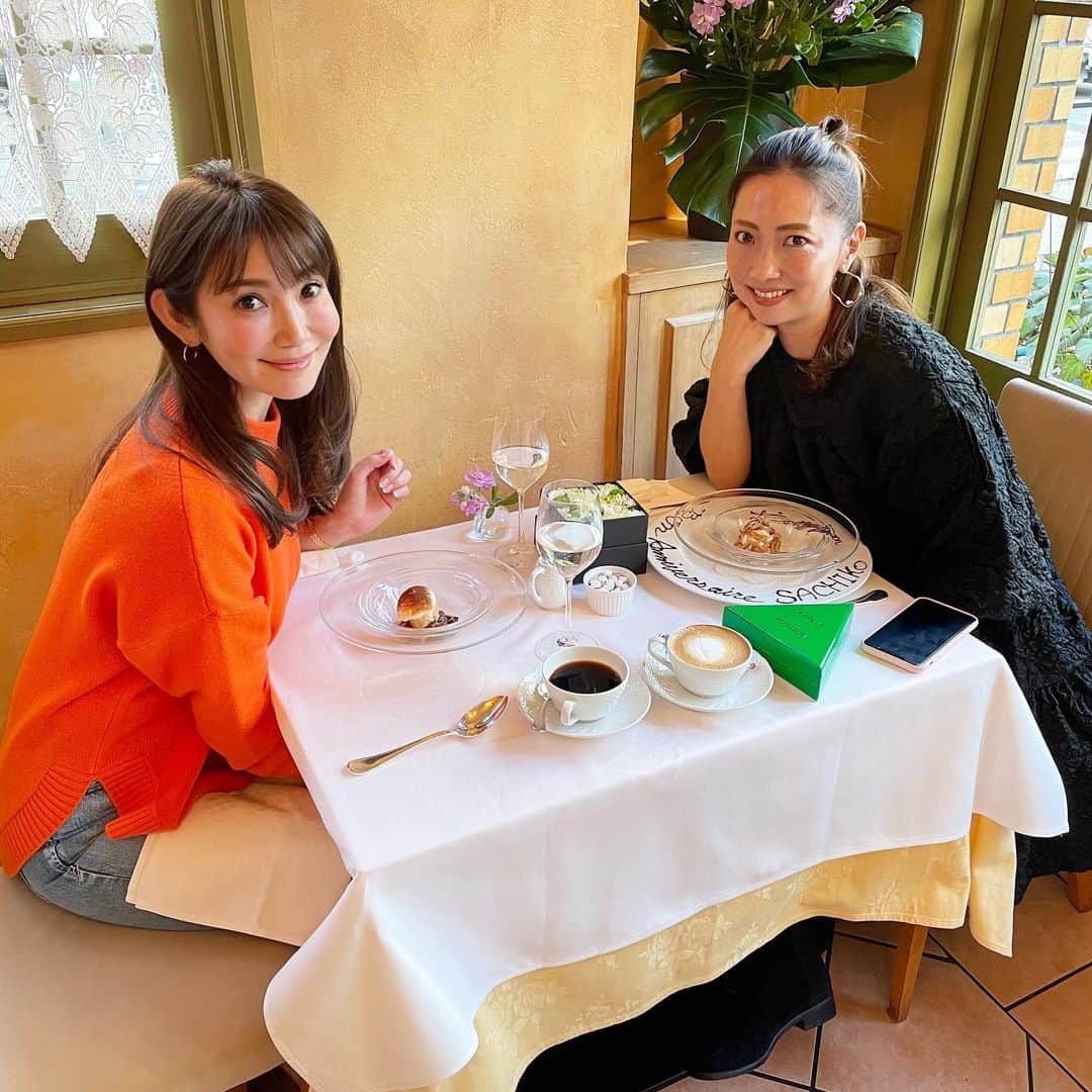 吉田美紀さんのインスタグラム写真 - (吉田美紀Instagram)「・ ・ 少し前のことになりますが @sachiko__kurihara のお誕生日ランチを♡♡ ・ 今年はわたしとさっちゃん！ ラッキーカラーがおんなじ♡ということで さっちゃんをグリーンで囲ってみました^ ^ ・ 笑って泣いて語って語って楽しい時間。 いつもありがとうね♡ Happy Birthday💐 ・ #friend #lunch #happybirthday #お誕生日おめでとう #ランチ #心友」3月4日 13時39分 - miki__yoshida