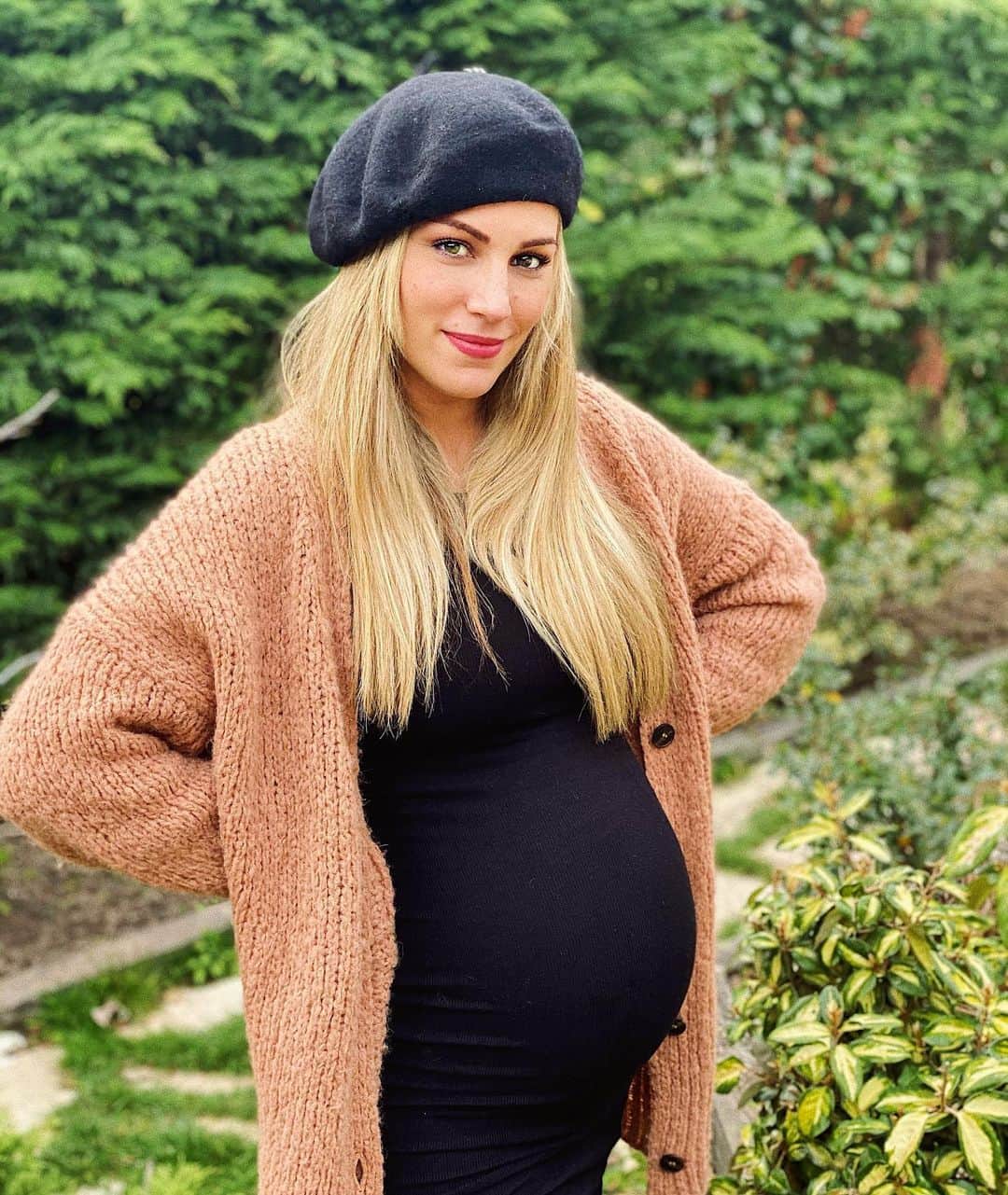エドゥルネのインスタグラム：「En esta foto hay una persona muy impaciente y otra muy tranquilita!!🥰👶🏼❤️」