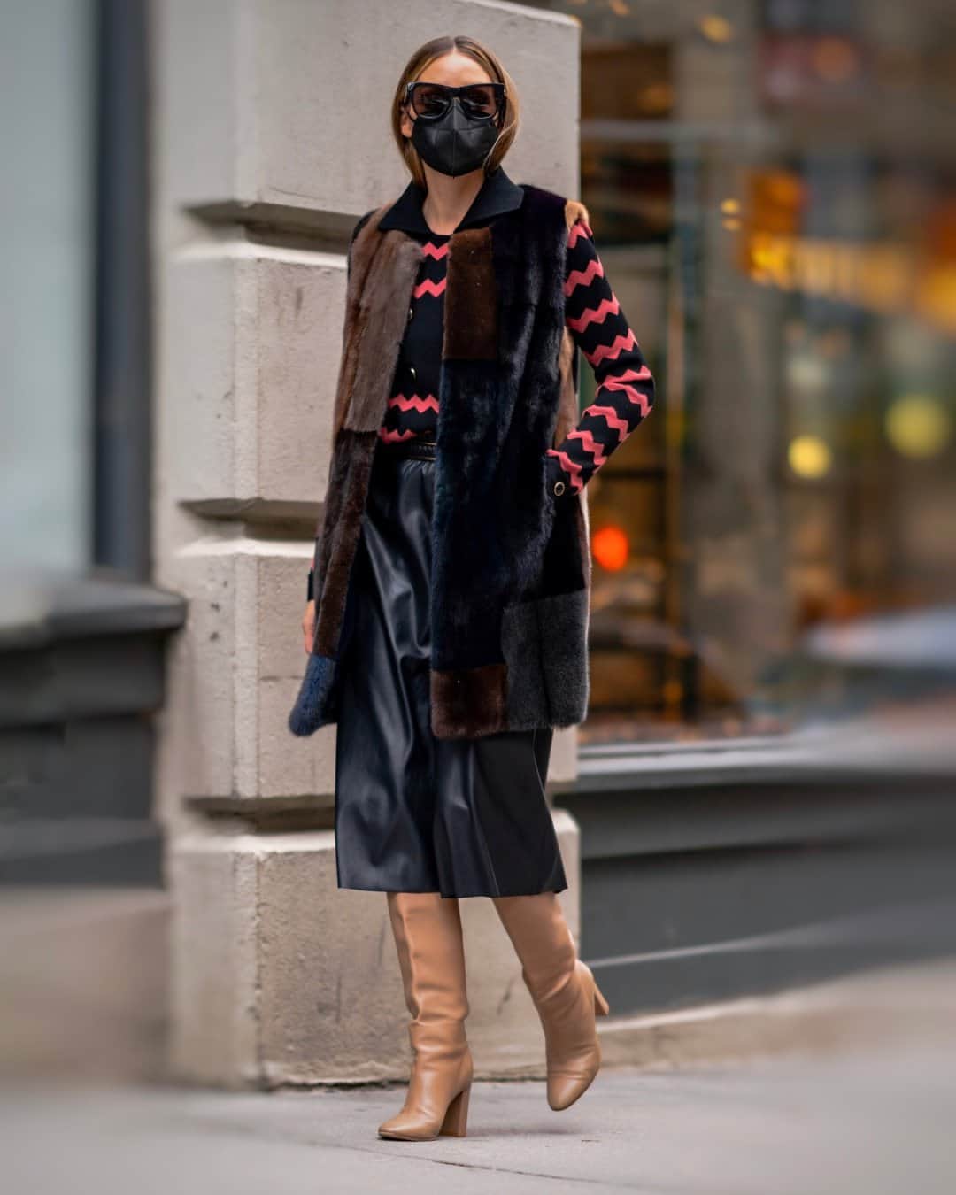 オリヴィア・パレルモのインスタグラム：「Boots with a fur! 🎶 While I love a boot in any season, winter boots just hit different. We may finally be thawing out a bit here in NYC (🤞🏼), there’s still quite a few weeks of winter left 🥶 Keep those feet stylishly warm with our Winter Boot Guide (for indoors and out) at the link in bio! 🦶🔥」