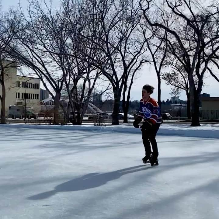 ヴォーン・チピアーのインスタグラム：「Just working on my goal celebration... @playtruehockey @edmontonoilers #oilersnation #backflip #odr」