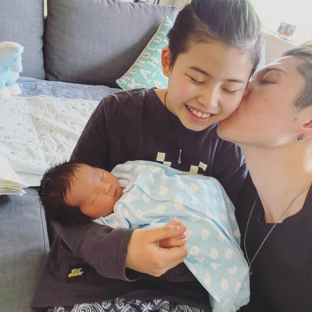 雅-MIYAVI-さんのインスタグラム写真 - (雅-MIYAVI-Instagram)「Skyler came home 🏡 The girls finally met him ;) スカイラーが我が家にやってきた！！！！😃😃😃😃😃#Ishiharas」3月4日 6時28分 - miyavi_ishihara