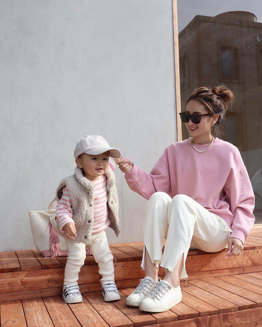 のインスタグラム：「ㅤ ㅤ ㅤ ㅤ 撮影小屋🛖が着々と パパ👨🏻が毎日頑張ってくれてる💕 ウッドデッキも完成して今日から内装に✨  ㅤ 昨日は　@gu_global でgetした #ダブルフェイスプルオーバー  サクラ🌸ピンクでかわいい〜♩ やまちゃんは全身　@bebe____ange  実はママのボーダーピンクも作りました♩  ㅤㅤ  ㅤ #mamagirl#mamagirlweb#mamari#dior#diorshoes#ayakobag#gu#gumania#guコーデ#gu購入品#サクラピンク#ピンクコーデ#春コーデ#ママコーデ#ママファッション#大人カジュアルコーデ#カジュアルファッション#シンプルファッション#親子コーデ#親子リンクコーデ#1歳5ヶ月#男の子ママ#2歳差育児   ㅤ ㅤ」
