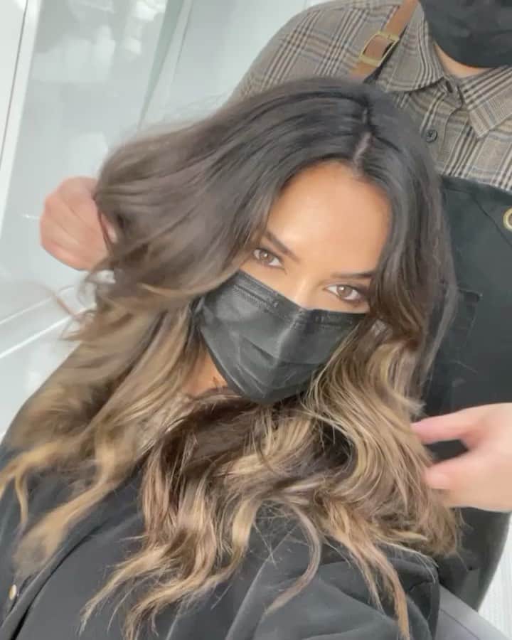 ドナ・フェルドマンのインスタグラム：「#freshhair got me feeling brand new. . Thank you for your magical touch @christopherdavidhair and @elevenaustralia_usa for your #dryfinishtexturespray I’m in love with!」