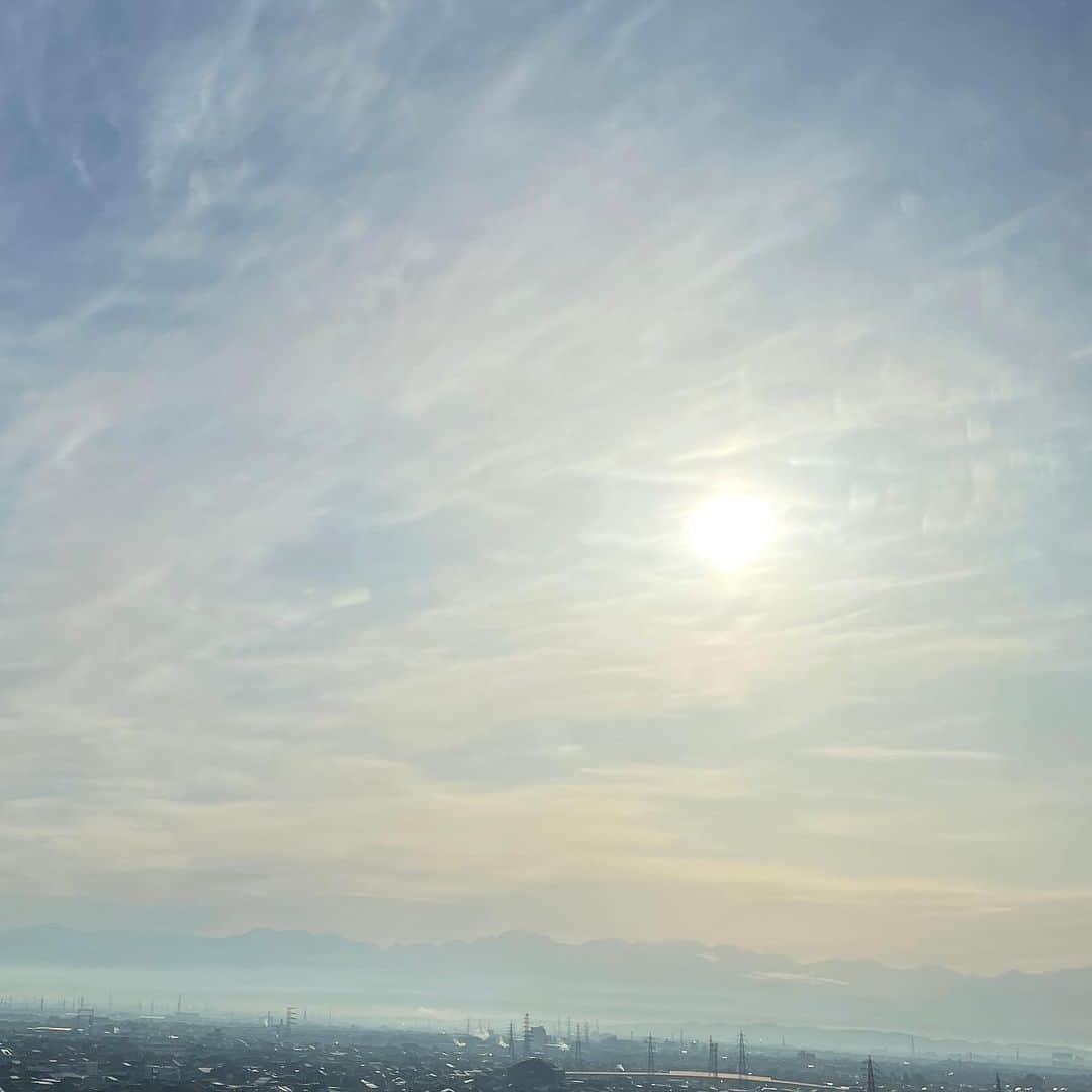 石丸幹二さんのインスタグラム写真 - (石丸幹二Instagram)「今朝の🐟富山県 #高岡市 の空 東にある山から登ってきた朝日と雲のコントラストに目を奪われました。今朝も冷えました〜 石丸幹二」3月4日 7時55分 - team_kanji_ishimaru