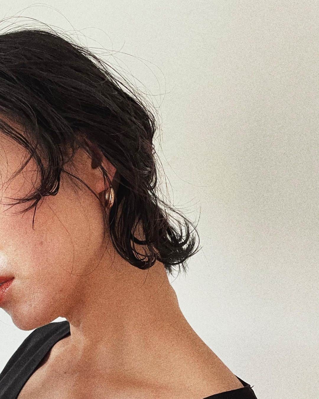 のインスタグラム：「なんとなく伸ばそうかなと急におもいはじめた髪はその途中経過も楽しみたいなと🤍 ロングの頃は毎日巻いていた髪も ボブになると新鮮。 少し巻いて少し束ねる日。」