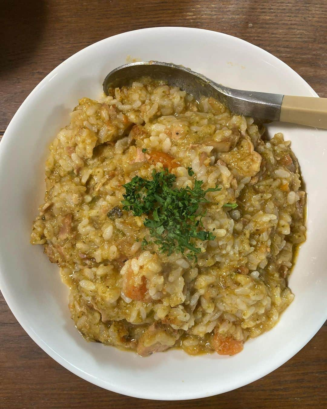 雪見ほのかのインスタグラム：「今日の朝食は、野菜スープストックを使ったリゾット💛 冷蔵庫に眠ってたカピカピご飯もリゾットにしたらいい感じになりました✨ スープを大鍋に作っておくと本当に便利✨ 朝から栄養満点ささっとご飯です💛 …… …… #morning #朝ごはん ＃リゾット　#スープレシピ #おうちごはん #手料理 #自炊 #時短料理 #glutenfree #グルテンフリー #だいえっと ＃食べて痩せる」