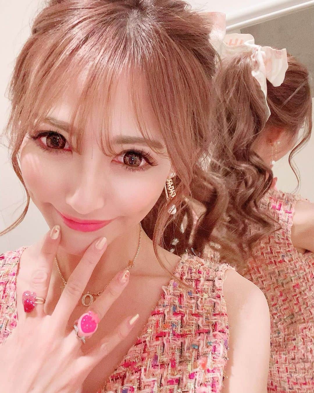 のインスタグラム：「♡ 撮影前日に娘から「ママ明日これつけていってもいいよ♥💍(ू´•͈ω•͈⑅)」と渡された宝物のゆびわたち💗🎀💍💕 ♡ 春服撮影だからイチゴ🍓やお洋服に合うピンク💗のゆびわを選んでくれたの(๑ˊ͈ ꇴ ˋ͈)♡॰ॱ ばっちりつけて撮影したよん(´,,>ω<,,`)💕 ♡ hairはこやっちにポニーにしてもらったぁ🎀🦄🌙💜* ♡ #撮影 #姉ageha #春服 #春服コーデ #ポニーテール #ポニーテール女子 #shotting #springfashion #springcode」