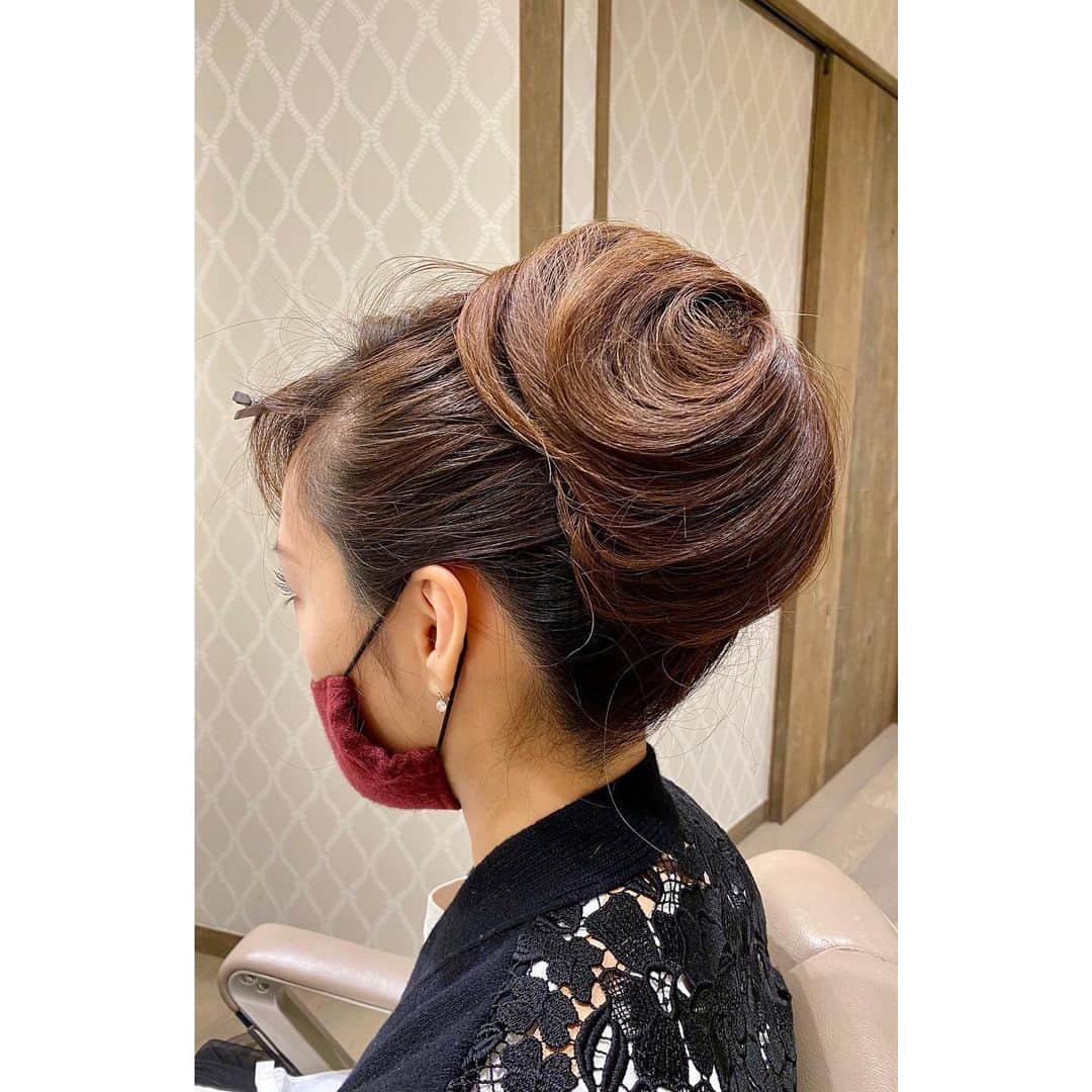 松本蘭のインスタグラム：「@hatsukoendo_sakata さんに #ヘアアレンジレッスン をして頂きました☺️  私はいつも自分でヘアメイクするのですが、アップスタイルは一遍通りしか出来なくて😓 しかも、本番前の心境によって出来不出来の差が大きい‥‥😅  #さすがプロフェッショナルの技 連発に #目から鱗 #凄い凄い と 驚き過ぎて #最後は力が抜けて #顎が外れました 👻  #ピン一本の留め方からマスターしなければ 💪  #こちらのアップスタイル 一本に結んでクルクルってしてるだけの シンプルなスタイルなのに こーんなに素敵✨  #マスター出来るように頑張ります」