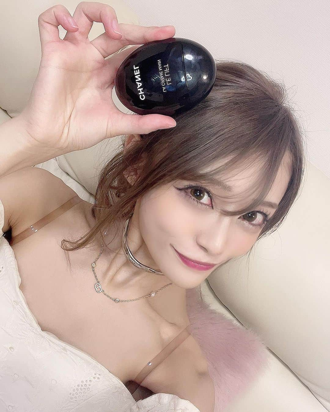 七瀬ひなのインスタグラム：「ひなペンのみんな、たくさん🎁ありがとおおお🐣💕 事務所に届いてたり、Amazonのほしい物リストから… お手紙もたくさんじゃし、もっもっと頂いてます🙇‍♀️💘 +七海ひなのうちわ！！笑 これ自分でiKONのとき作ったことあるけど、めっちゃ大変よな！！！！ めっちゃびっくりしたし、なんかしあわせすぎる…👼🏻🌤💘 ありがとう、いつもほんとに🥲💓  ほしい物リストからはめちゃくちゃほしい物しか入れてないのでほんとに嬉しすぎる…(欲しいものリストはTwitterのURLから！笑) ほんとにいつもありがとう💓 遅くなりましたが、昔にピンプリサイン入りを撮っているのを発見したけん それと一緒に手紙送るのも再開したいと思います！！ ほんとにありがとおおおお🥲💓 複数くださってる方や値段が高い方にはおまけつけてまーす👼🏻🌤💘  #七海ひな #AV女優 #セクシー女優 #プレゼント #ひなペンから #たくさん #いつもありがとう #だいしゅきっ  #これからもよろひな 🐣💕」