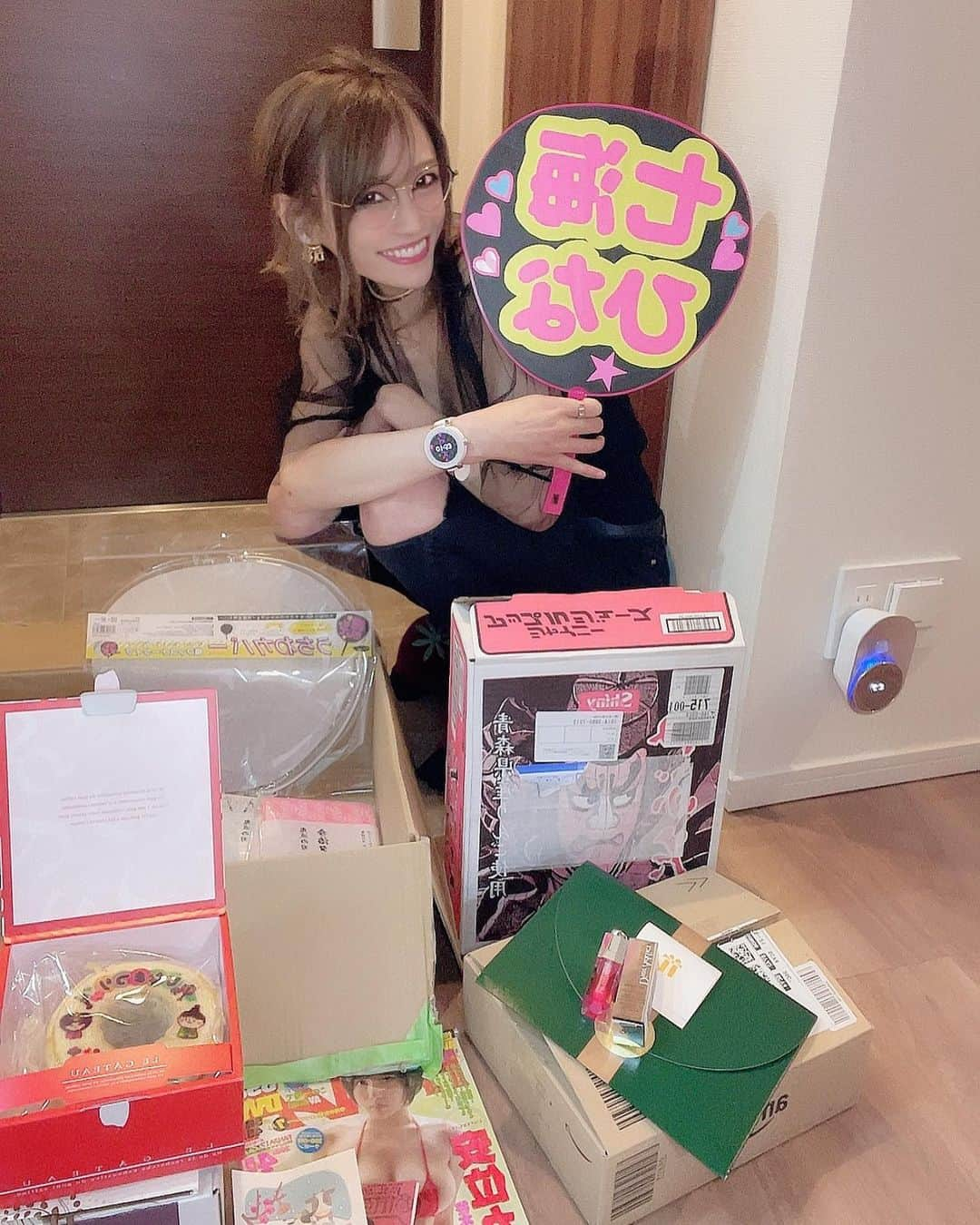 七瀬ひなさんのインスタグラム写真 - (七瀬ひなInstagram)「ひなペンのみんな、たくさん🎁ありがとおおお🐣💕 事務所に届いてたり、Amazonのほしい物リストから… お手紙もたくさんじゃし、もっもっと頂いてます🙇‍♀️💘 +七海ひなのうちわ！！笑 これ自分でiKONのとき作ったことあるけど、めっちゃ大変よな！！！！ めっちゃびっくりしたし、なんかしあわせすぎる…👼🏻🌤💘 ありがとう、いつもほんとに🥲💓  ほしい物リストからはめちゃくちゃほしい物しか入れてないのでほんとに嬉しすぎる…(欲しいものリストはTwitterのURLから！笑) ほんとにいつもありがとう💓 遅くなりましたが、昔にピンプリサイン入りを撮っているのを発見したけん それと一緒に手紙送るのも再開したいと思います！！ ほんとにありがとおおおお🥲💓 複数くださってる方や値段が高い方にはおまけつけてまーす👼🏻🌤💘  #七海ひな #AV女優 #セクシー女優 #プレゼント #ひなペンから #たくさん #いつもありがとう #だいしゅきっ  #これからもよろひな 🐣💕」3月4日 9時56分 - piyo0717