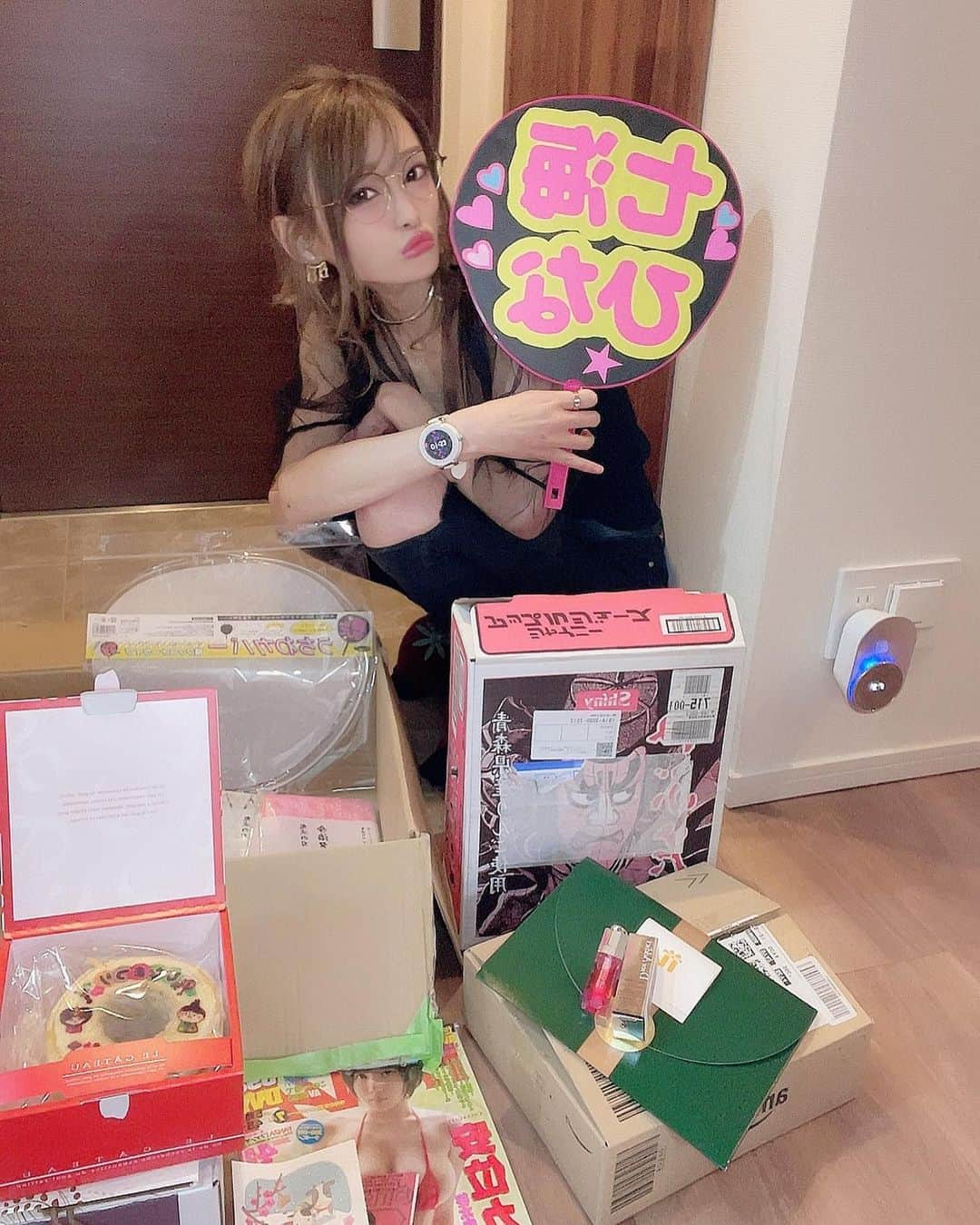 七瀬ひなさんのインスタグラム写真 - (七瀬ひなInstagram)「ひなペンのみんな、たくさん🎁ありがとおおお🐣💕 事務所に届いてたり、Amazonのほしい物リストから… お手紙もたくさんじゃし、もっもっと頂いてます🙇‍♀️💘 +七海ひなのうちわ！！笑 これ自分でiKONのとき作ったことあるけど、めっちゃ大変よな！！！！ めっちゃびっくりしたし、なんかしあわせすぎる…👼🏻🌤💘 ありがとう、いつもほんとに🥲💓  ほしい物リストからはめちゃくちゃほしい物しか入れてないのでほんとに嬉しすぎる…(欲しいものリストはTwitterのURLから！笑) ほんとにいつもありがとう💓 遅くなりましたが、昔にピンプリサイン入りを撮っているのを発見したけん それと一緒に手紙送るのも再開したいと思います！！ ほんとにありがとおおおお🥲💓 複数くださってる方や値段が高い方にはおまけつけてまーす👼🏻🌤💘  #七海ひな #AV女優 #セクシー女優 #プレゼント #ひなペンから #たくさん #いつもありがとう #だいしゅきっ  #これからもよろひな 🐣💕」3月4日 9時56分 - piyo0717