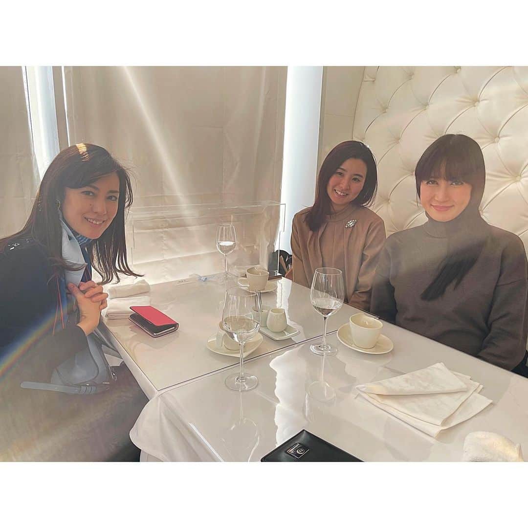 松本蘭のインスタグラム：「#女子会 🍴🌸❤️☺️  あら #女子っていつまで言っていいんだろう 😂」