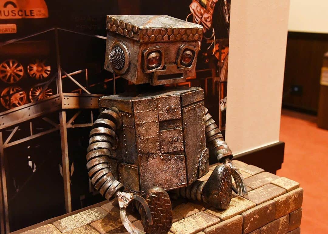 劇団四季さんのインスタグラム写真 - (劇団四季Instagram)「東京の各劇場ロビーにミニチュア"タング"滞在中！ 壊れかけのロボット"タング"が世界を旅して回るのは、劇団四季オリジナルミュージカル『ロボット・イン・ザ・ガーデン』。 東京公演（自由劇場）は、3月21日（日）千秋楽。 "タング"の心温まる旅のひとこまを、今なら各劇場ロビーでもお楽しみいただけます。写真撮影もどうぞ！ #ロボットインザガーデン #自由劇場 #ミュージカル #劇団四季 #東京﻿ #ミニチュアタング #タング #shikitheatrecompany #shiki #musical」3月4日 10時23分 - gekidanshiki_official