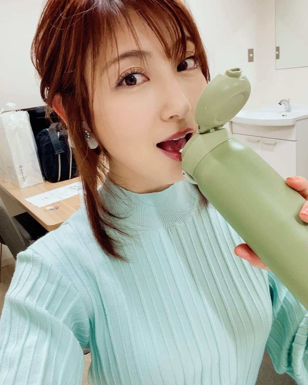 熊田曜子さんのインスタグラム写真 - (熊田曜子Instagram)「A water bottle that I always carry with me.  The contents are barley tea.  いつも持ち歩いてる水筒💓 中身は温かい麦茶だよ😊  #水筒　#green  #グリーン　#緑　#飲み物　#お茶　#麦茶」3月4日 10時16分 - kumadayoko