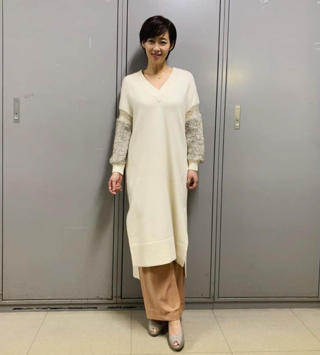 井上和香さんのインスタグラム写真 - (井上和香Instagram)「. おはようございます！ 朝から娘とドタバタな朝を迎え、すでに疲れたー😅💦  この前着た衣裳です✨  ニットワンピース パンツ @arobe_official   アクセサリー @kinoshitapearl  . #arobe  #kinoshitapearl  #今日もいい日になりますように」3月4日 10時17分 - inoue_waka