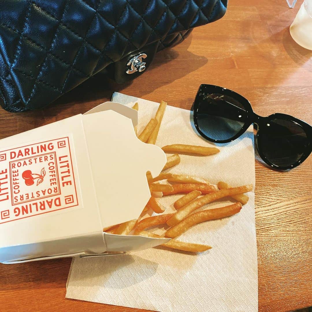 皇咲あゆのインスタグラム：「、 好きな食べ物は、フライドポテト🍟💗 ． #フライドポテト#friedpotatoes#chanel#fendi #🥔#🍟#🕶」