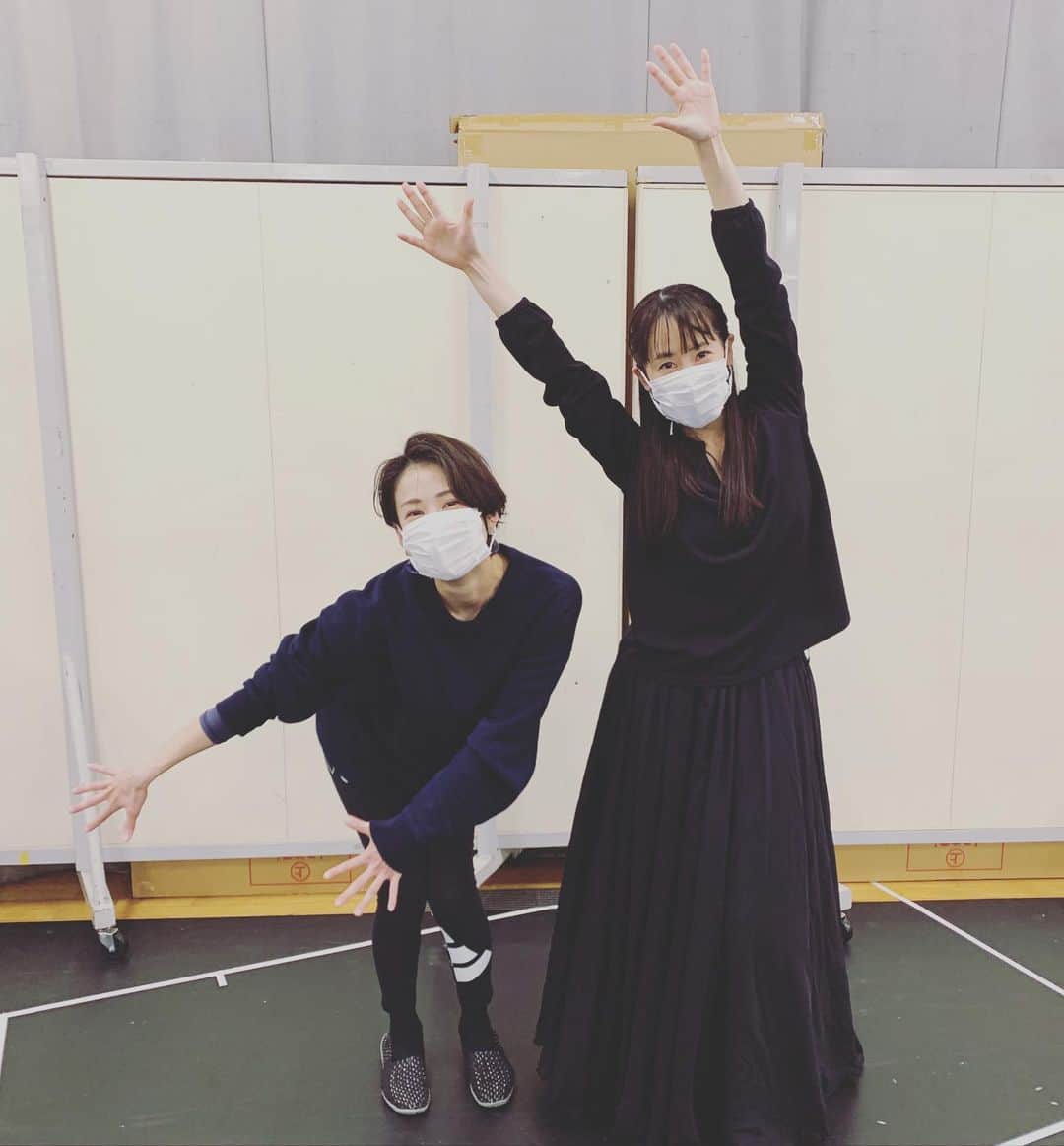 大月さゆのインスタグラム：「今日も元気にお稽古🌵  写真のような振付はエリザベートにはございません。﻿ 2019年秋、東京モーターショーのDAIHATSUブース🚘でミュージカルをお届けした、あずさちゃん(琴音和葉ちゃん)と一緒に懐かしの「wakuwaku」ダンスを踊っている様子です🚗  あの時はWキャストだったから同じステージには立てなかったけど、今回は立・て・る🥰﻿ ﻿ Wキャストや、同じ作品でも初演と再演で分かれてしまうなど、近づくけれどもすれ違うだけだったけど🚤🚤ここで会えました。」