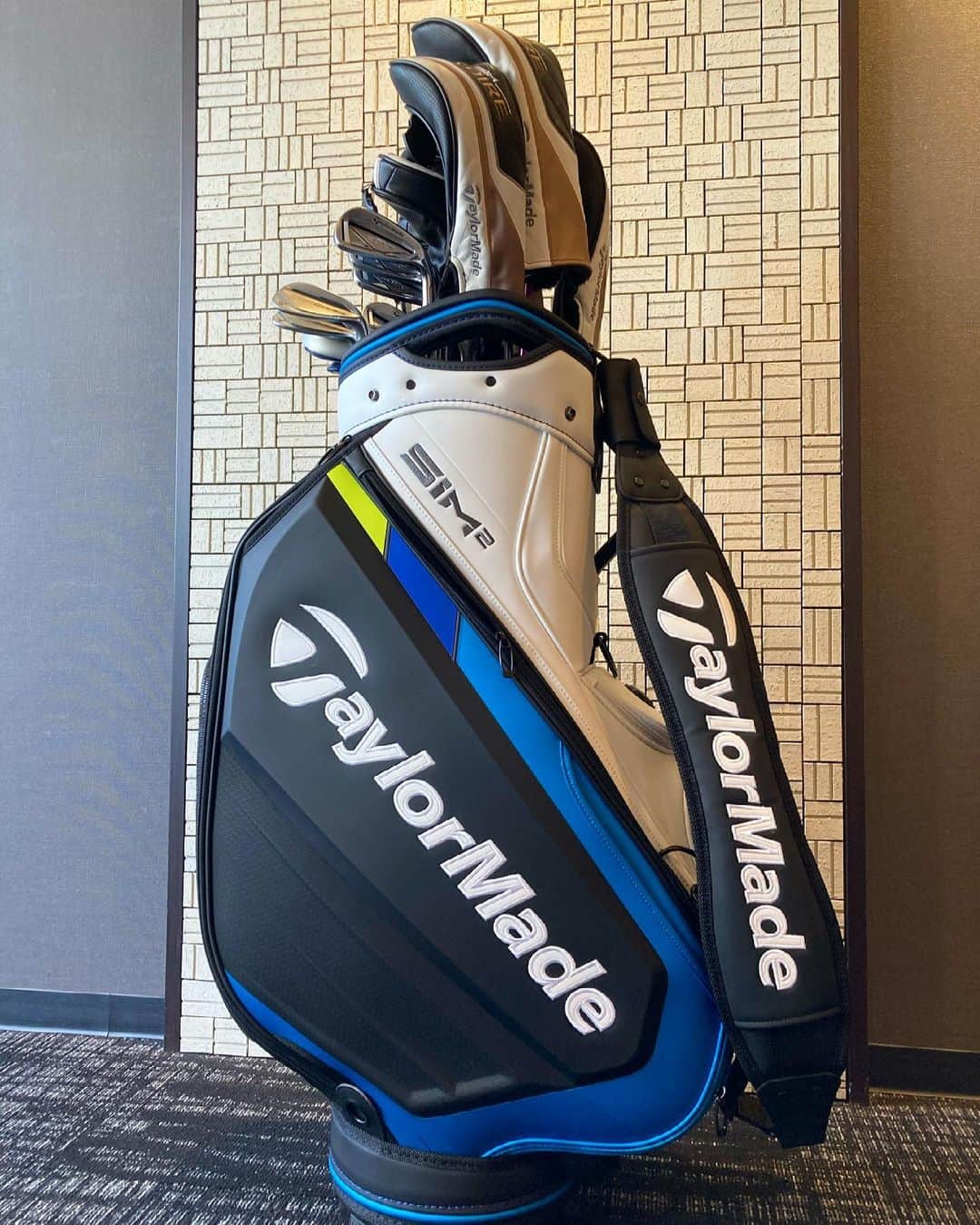 TaylorMade SIM2 キャディバッグ TaylorMade SIM2 キャディバッグ テーラーメイドSIM2のキャディバッグ