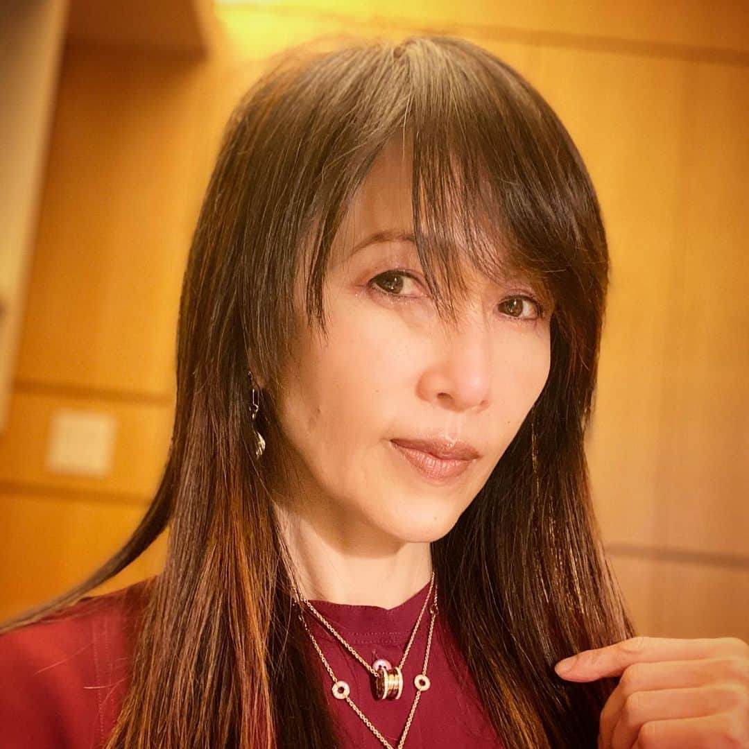 工藤静香さんのインスタグラム写真 - (工藤静香Instagram)「今日は、うたコン　スペシャル「今、あなたに届けたい歌」のリハーサルに行ってきました💕  [NHK総合1・東京] 2021年03月09日 午後7:30 ~ 午後8:42 (72分)是非ご覧下さい💙  えっと、今日のメイクを紹介させていただきますね😊  先ずこの @diormakeup の新しいラベンダーのクッションパウダーは重宝しますね。肌に透明感が加わります！ そして瞼全体にルージュブラッシュのチークカラー。そしてサンククルールーのルージュトラファルガー右上のピンクを目の下に、左上をアイホールに、左下を中心から外側に！そして @esteelauder のダブルウエアーアイペンシル12。 リップはマスクで取れてしまうので　@maccosmetics のリップペンシル　プラムを薄〜くひきました。」3月4日 11時29分 - kudo_shizuka