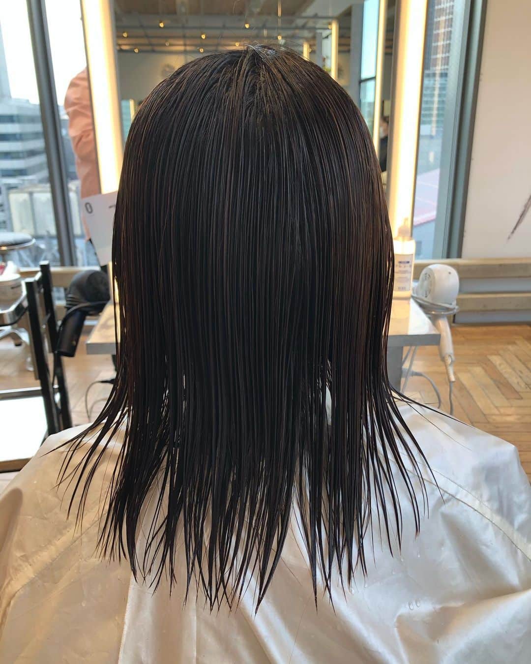 奈良岡希実子さんのインスタグラム写真 - (奈良岡希実子Instagram)「髪をばっさり切りました😊ミニボブっていうらしいです😎 ずいぶん長くなったので、切るのにちょっと勇気がいりましたが、やっぱり短い方が自分らしいかなーって。髪色もちょっと明るめにしてもらいました😊春ですなあ。 #minx銀座二丁目店  #ミニボブ」3月4日 11時32分 - naraoka_kimiko