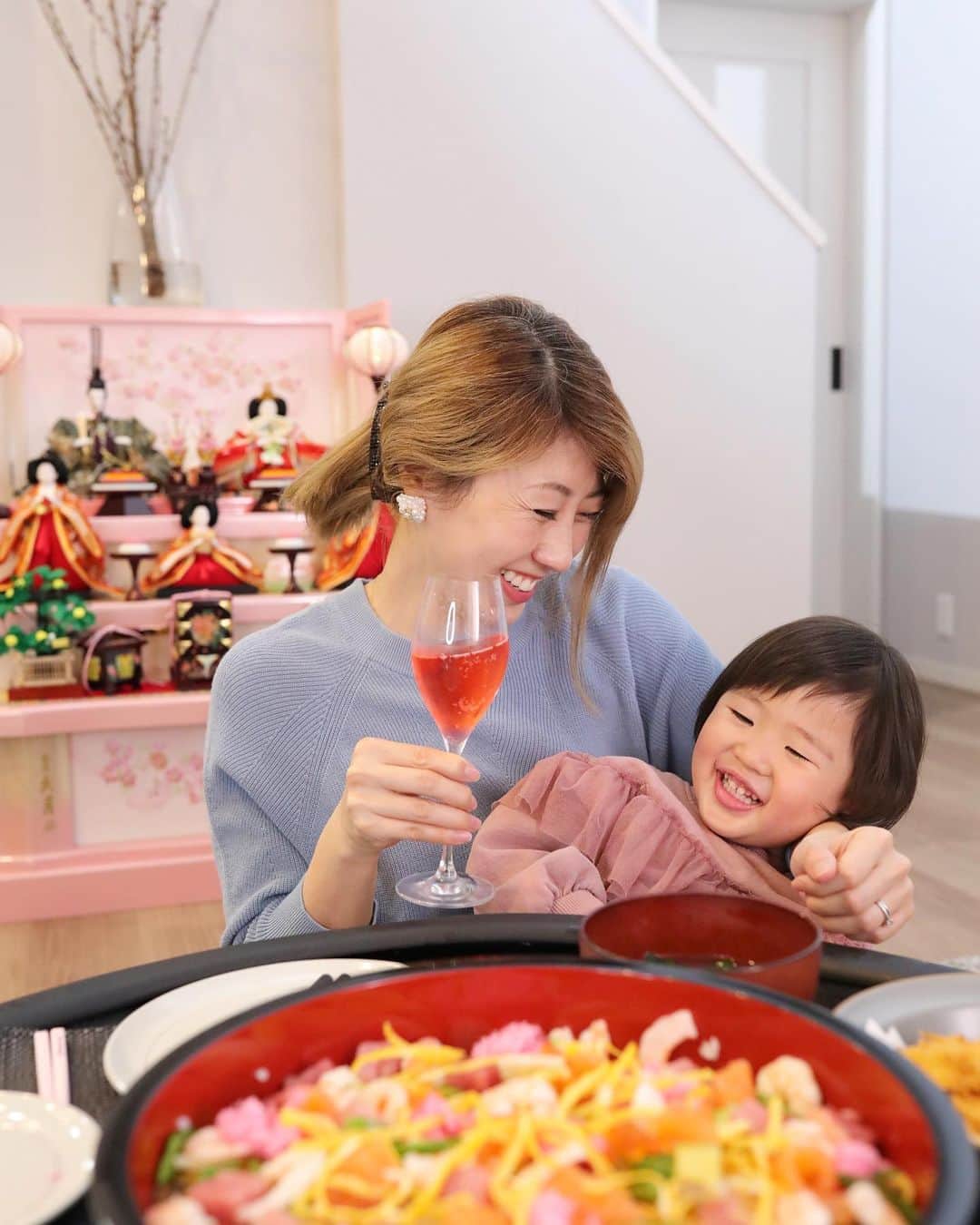 吉田ちかのインスタグラム：「Hey guys! We celebrated Hinamatsuri (Girls’ Day) yesterday by making Chirashi-sushi! It was actually our first time being in Japan for the occasion since Pudding was born! ﻿ ﻿ Swipe for some blooper shots lol﻿ Pudding with her signature rolling eyes back face lol And our clam soup spilling 😱Pudding in that last photo😂﻿ ﻿ 昨日は、プリンとちらし寿司を作ってひな祭りをお祝いしました🎎🌸 実は、雛祭りを日本で過ごすのはプリンが生まれて初めて！﻿ ﻿ スワイプしてNGショットもどうぞw プリンのお気に入りおふざけフェイス🙄から、まさかのハマグリのお吸い物事件😱💦 最後の写真のプリンの格好🤣﻿  あ、海苔忘れた！」