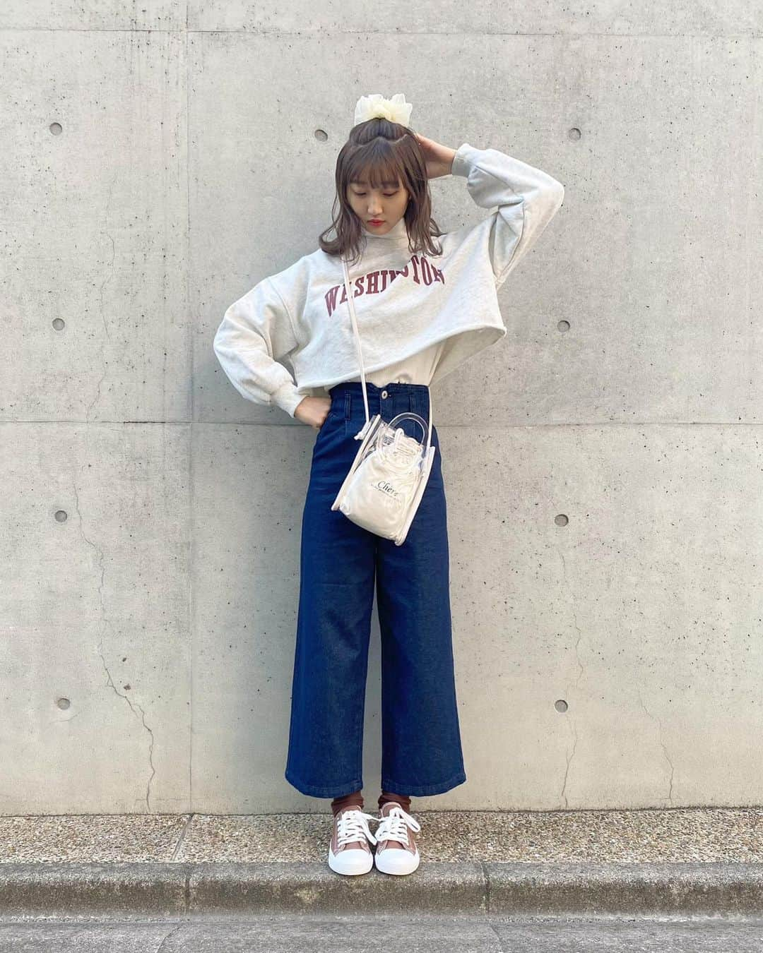 星野麻里愛さんのインスタグラム写真 - (星野麻里愛Instagram)「❤︎wego staff style❤︎  tops...¥3300 bottom...¥2999 shoes...¥2199  詳しくはプロフィールのURLを みてね！  #wego#wegoコーデ#ウィゴー #うぃごー#ウィゴーコーデ#ワイドデニム#シュシュ  #スウェット #ショート丈トップス #ショート丈 #デニムパンツ#全身コーデ #春コーデ#春服#モテコーデサロモ#サロンモデル名古屋#サロモ名古屋#ミディアムヘア#fashion#ottdfashion」3月4日 11時43分 - maria.pink28