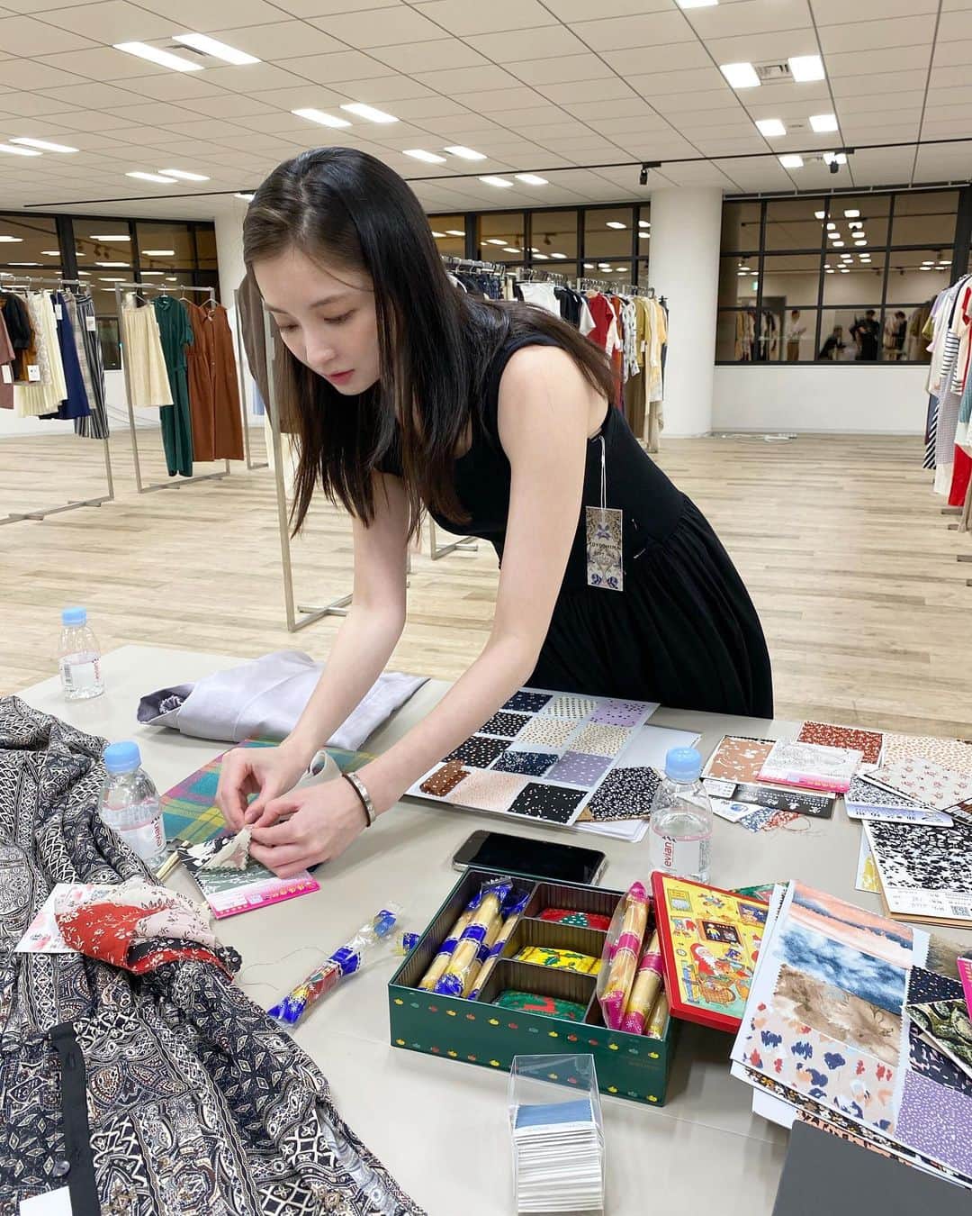 大石絵理のインスタグラム：「choosing materials for my summer dress collection💜❤️💖💛」