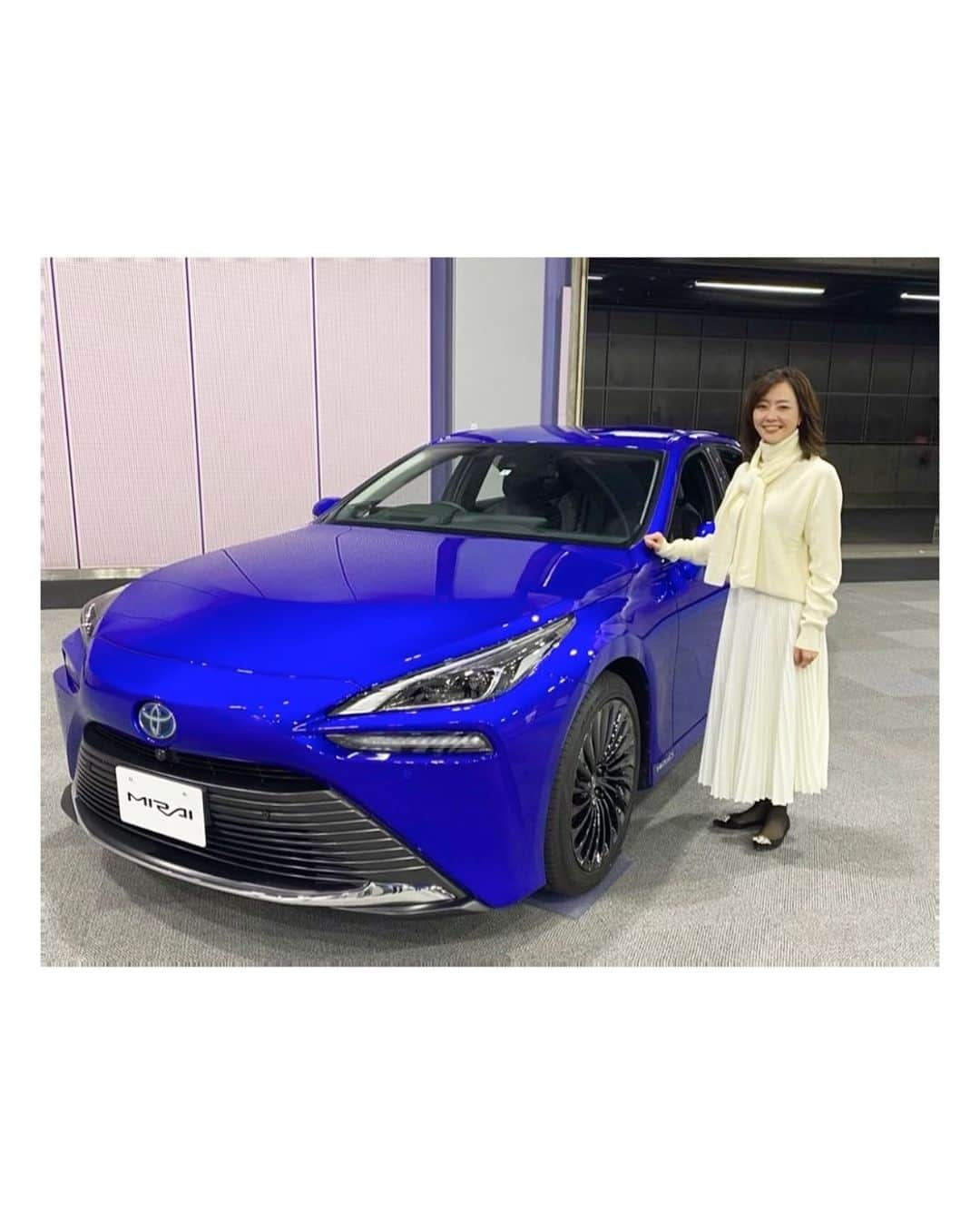 吉竹史のインスタグラム：「春は新しい生活の始まり🌸🚙🌸 気分も上がり、遠くに行きたくなりますね♪  先日、トヨタの水素自動車、新型 MIRAI のチーフエンジニア田中義和氏さんと対談させていただき、こんなかっこいい車を知ることが出来ました✨  車好きの心をくすぐるポイントが満載✨  私個人としては開発者でいらっしゃる田中さんとお話しができた中で、『ほぉー！車ってこうやって作るんだ！そんな気持ちで開発者は作るのか！ぅわー！未来を見据えてMIRAIは出来たのか！』と、ものすごく面白いお話を聞くことが出来、とても貴重な時間をいただきました✨  運転したーい！！🚙 この最っ高に綺麗な青色を青空の下で走らせたい✨✨🚙☀️✨✨ 余談なんですが、私は何事も大きなものが好きでして、人も犬も家も木も財布もカバンもなんでもが大きくてどっしりしたものが好きなんですね。 で、この新型MIRAIの大きさもかなりタイプでありまして😂🤗💕 中がとっても広くて快っっ適なんですよ✨  水素自動車という未来カー、究極のエコカーにみなさん大注目ですよ、これは⤴︎  こんな車運転してたら、かっこいいだろうなぁ♡♡♡  #新型ミライ　#新型mirai #toyota #トヨタ　#新車　#新生活　#水素自動車」