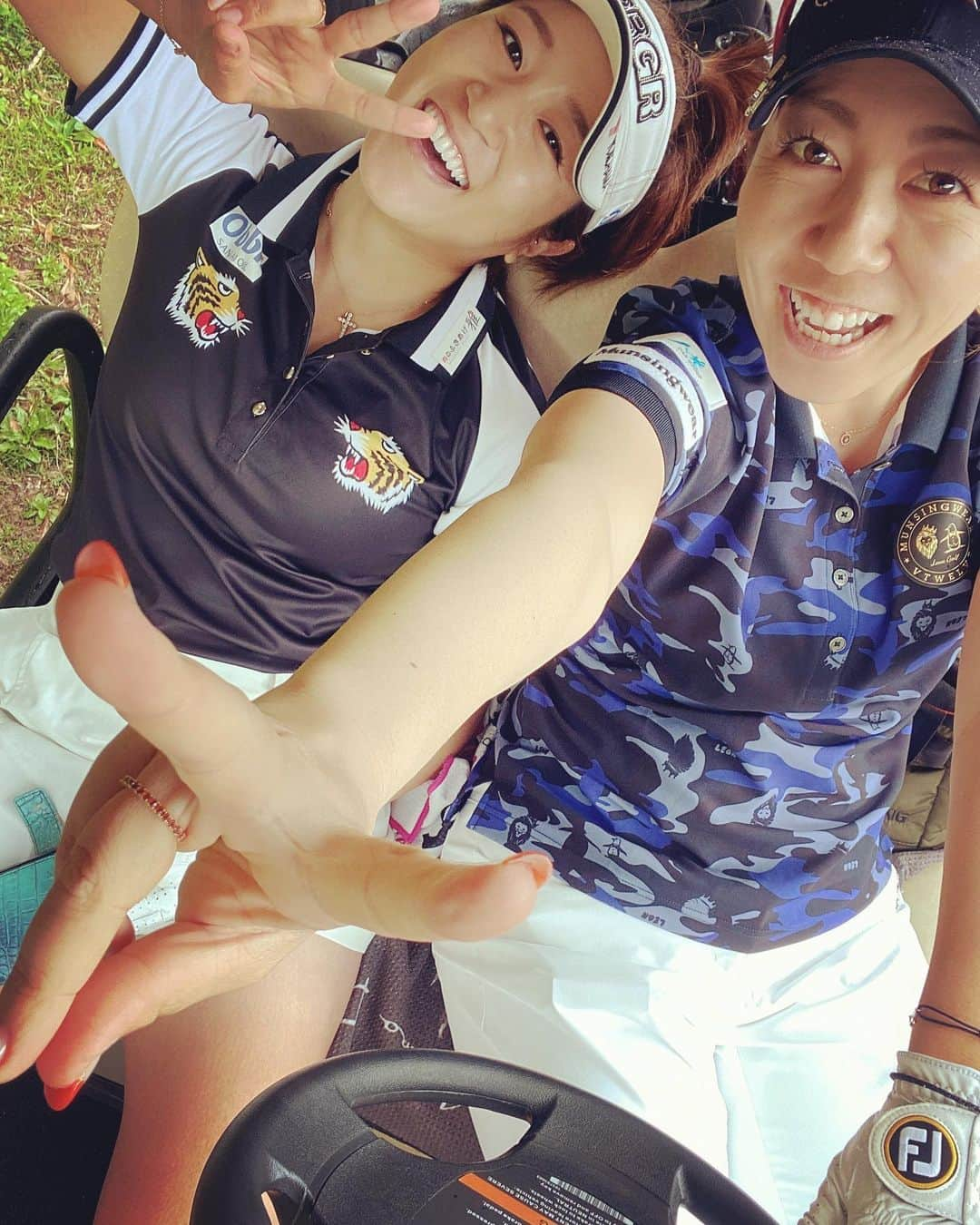 藤本麻子さんのインスタグラム写真 - (藤本麻子Instagram)「golf⛳️ ざっさんと2人でラウンドしたぁ🏌🏻‍♀️🏌🏻‍♀️ 勝負したけど仲良く引き分け💁‍♀️⭐︎ . . 途中、Bigスコール☔️きて フェアウェイべちゃべちゃなって カジュアルからそのまま打ったら ぶしゃーッと芝がぶっ飛んできた🥲 の、写真(2枚目)←わかりづら。笑 . . #三愛石油#Obbli #PRGR #マツモトキヨシ #肉のふきあげ雅 #瀬尾デンタル #v12golf  #タイトリスト #Nike #宮里美香#ゴルフ#ラウンド#golf#プロゴルファー#女子#女子プロ#ゴルファー#沖縄#藤本麻子」2月28日 16時40分 - aako528