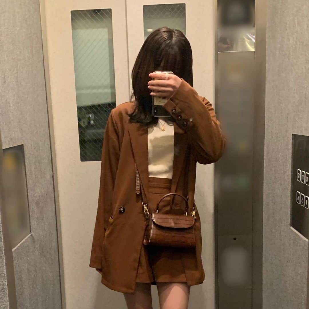 平野夢来（ゆぴぴ）のインスタグラム：「ぶらういん〰️ めんどくさいとセットアップ着がち、、、 あれ、この服載せたことあったっけ  #セットアップ #ブラウンコーデ」