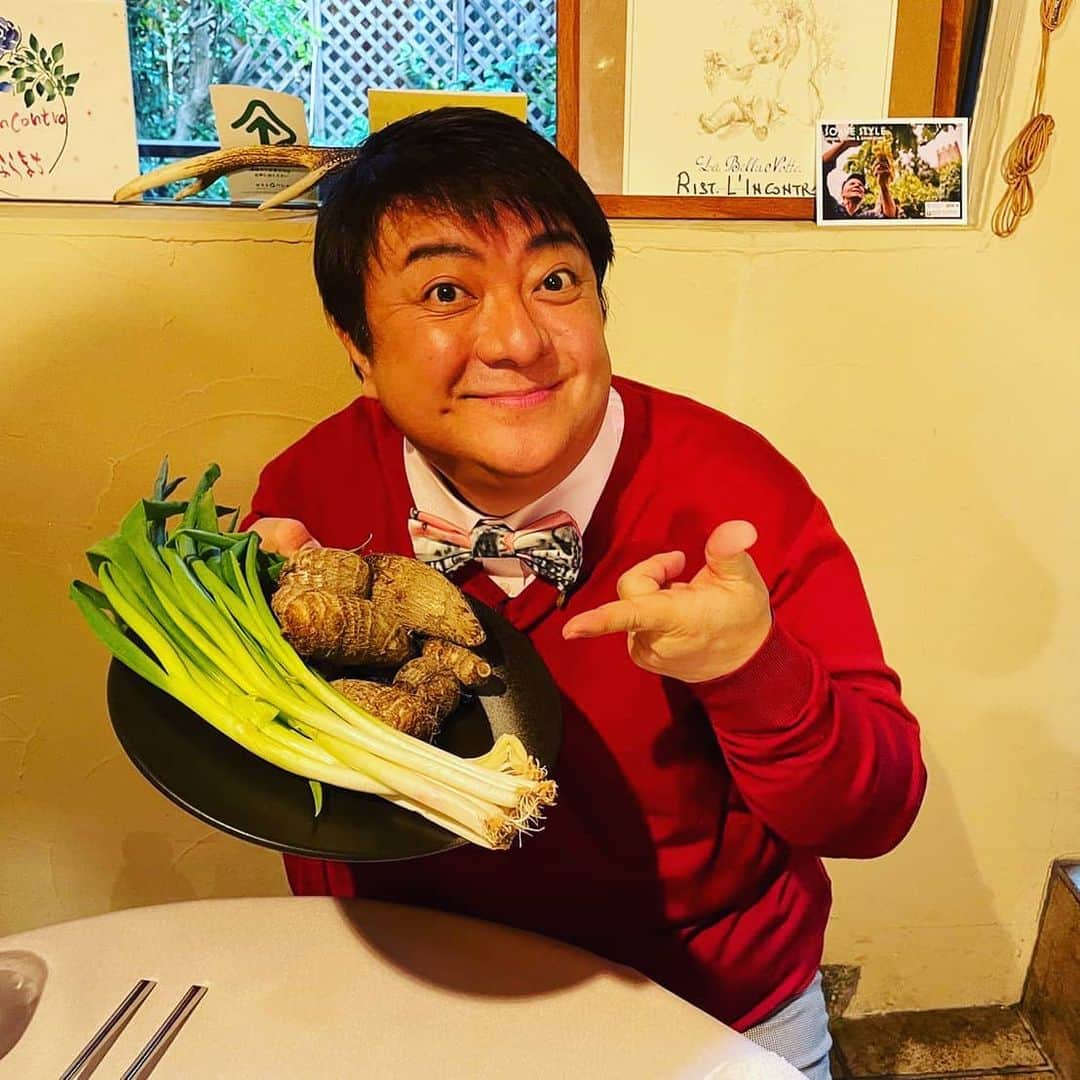彦摩呂さんのインスタグラム写真 - (彦摩呂Instagram)「奈良の素晴らしい食材 下北春真菜(しもきたはるまな) ネブカ(ネギの一種) 味間芋(あじまいも) イタリアン料理 「リンコントロ」(奈良町) 西岡シェフと奥様 めっちゃ美味しいお店です‼️🌸 地元食材の演出が素晴らしいんです‼️🎵🎵🎵 イチゴ「古都華」(ことか) 寺田農園の奈良県ブランドイチゴ🍓🍓🍓 奈良県には、うまいもんが、 山盛りです😆🎵🎵 まさに‼️文化と食の宝石箱や～‼️  #彦摩呂#奈良県#リンコントロ#地元野菜#食と農#イチゴ#寺田農園#奈良グルメ」2月28日 16時33分 - hikomaro_honmono