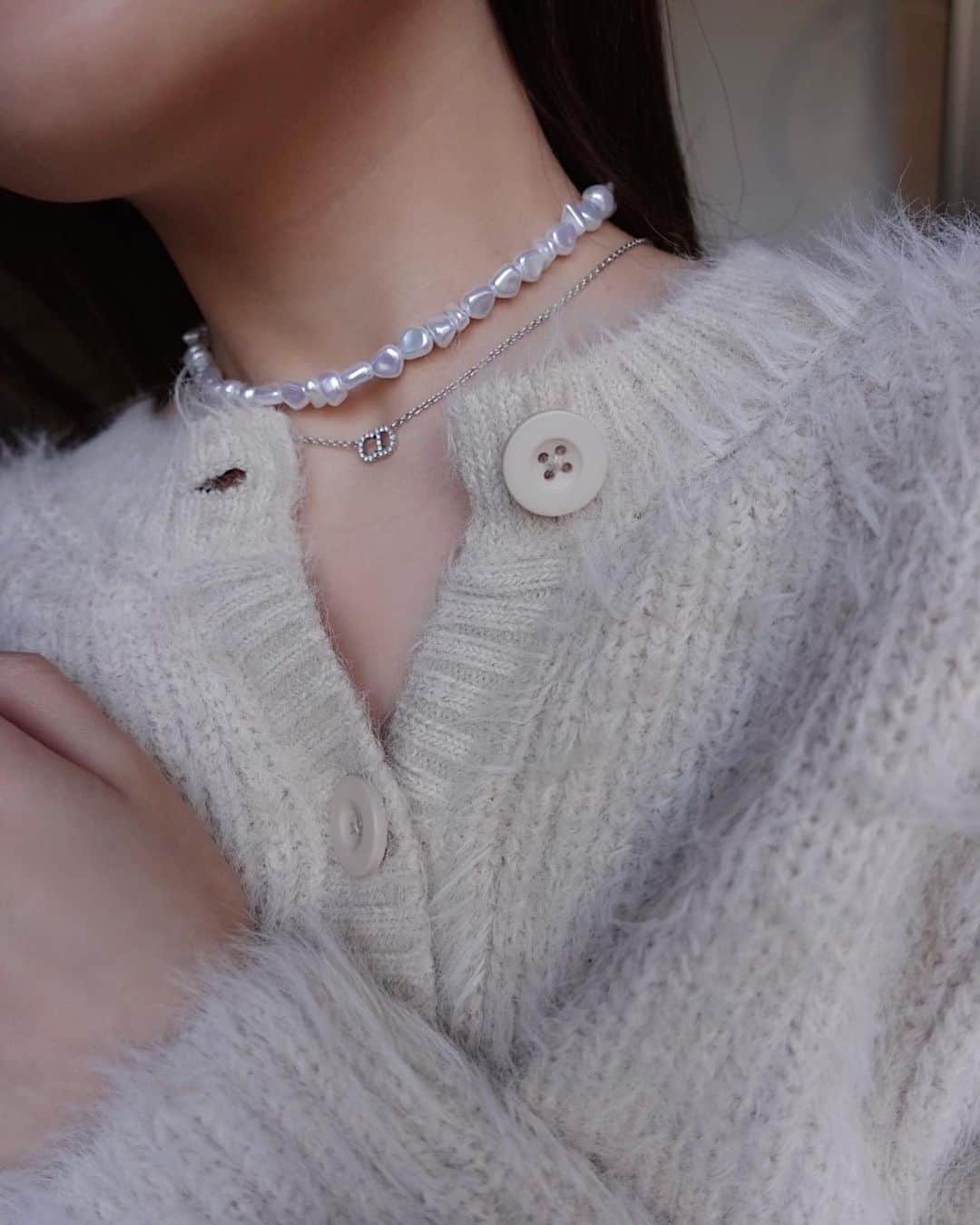 浪花ほのかのインスタグラム：「最近の趣味はアクセサリー作りです🤫 意外と簡単に作れました！ 手芸屋さんなどで、、好きなお色のビーズを揃えれば30分くらいで完成しちゃいます♡♡ おうち時間、色々考えちゃうことが多いとは思いますが、こうゆう風になにか趣味を見つけると集中する時間があって気持ちが楽になるかと思います♡♡ おうち時間だからこそ 有効活用できるように、ファッションのことからメイクのことまで自分自身の研究などもして行くと素敵なお家時間になると思います！ 気持ちが沈むこともありますが 自分自身に沢山の自信がつくように、みなさんで楽しいことを共有しましょう💗  #お家時間  #趣味 #アクセサリー #手作りアクセサリー」