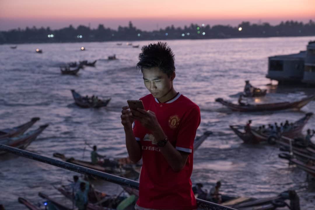 ナショナルジオグラフィックさんのインスタグラム写真 - (ナショナルジオグラフィックInstagram)「Photo by @edkashi / A young man in Yangon, Myanmar, checks his phone against the backdrop of the Yangon River in 2017. Myanmar just experienced a military coup, but the youth of this country are out in the streets leading unprecedented protests. #myanmar #burma #yangonriver #youthspirit #mobilephone」2月28日 16時39分 - natgeo