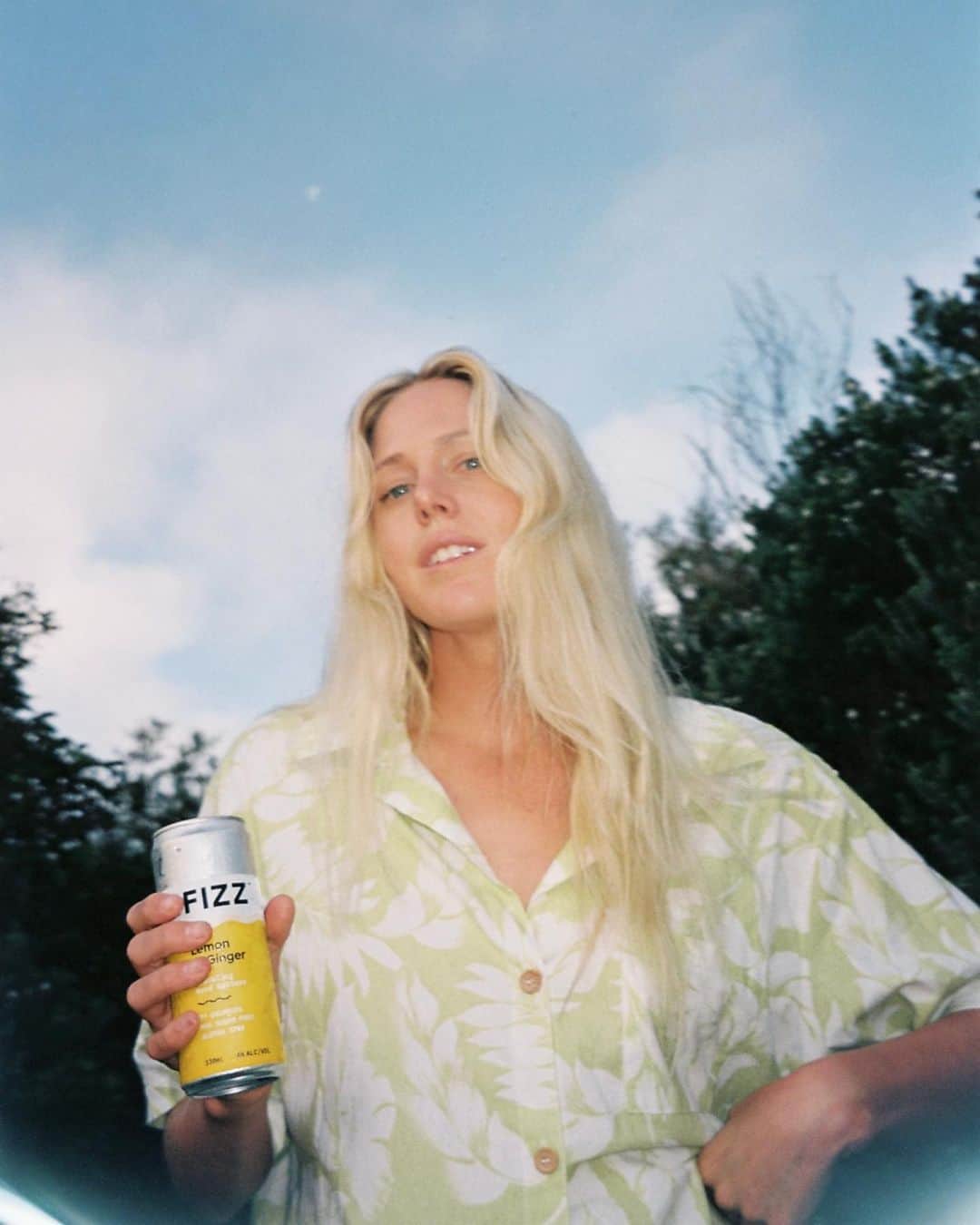 ローラ・エンバーのインスタグラム：「fizzin under full moon 🍋@hard_fizz」