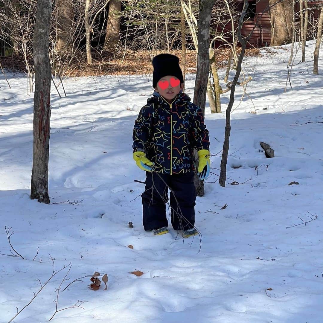浅見帆帆子さんのインスタグラム写真 - (浅見帆帆子Instagram)「1か月以上前のことですが、 息子が雪を見たいと言うので、 急に準備して軽井沢に行ってきました。  雪だるまを作ったり、 かまくらに入ったり、 裏庭に寝っ転がったり、、  40代半ばのソリ滑りは いろんな意味で怖いものがありましたが笑 エネルギー充電されました。  最後の写真は今回のベストショット！  私が「疲れたわぁ」と言ったら、 私をソリに乗せて黙々と引っ張ってくれました💓  今は様々な制限がありますが、 気持ち的には、いつもこのくらい身軽に動きたいです。  #浅見帆帆子 #軽井沢雪遊び #身軽に動く #ソリ滑り」2月28日 15時06分 - hohokoasami