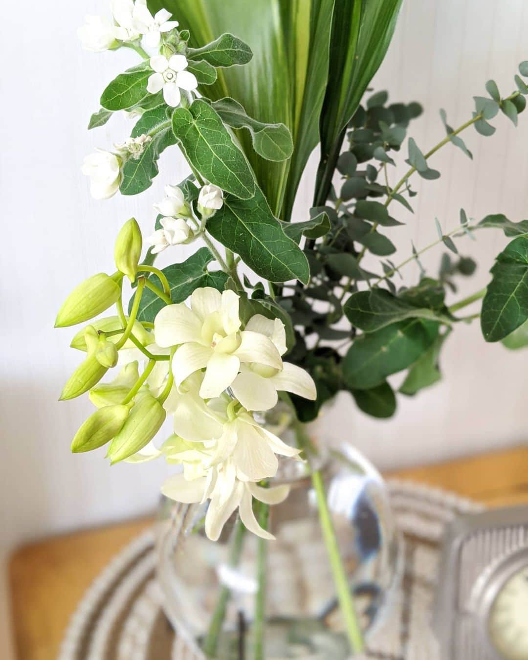 三喜本惠美さんのインスタグラム写真 - (三喜本惠美Instagram)「・ 自宅のお花は白か赤を選ぶ事がほとんどです🌹 紅白の花が家を飾るとお祝いして頂いているみたいで、おめでたい雰囲気になるのが好きなのです🌹 そして統一感のある空間はホテルライクで気が落ち着きます🌹#花好き #花瓶 #花器 #紅白#紅白の花」2月28日 15時14分 - megumi_mikimoto