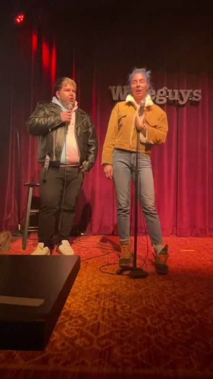 ウィットニー・カミングスのインスタグラム：「First indoor socially distanced show!」