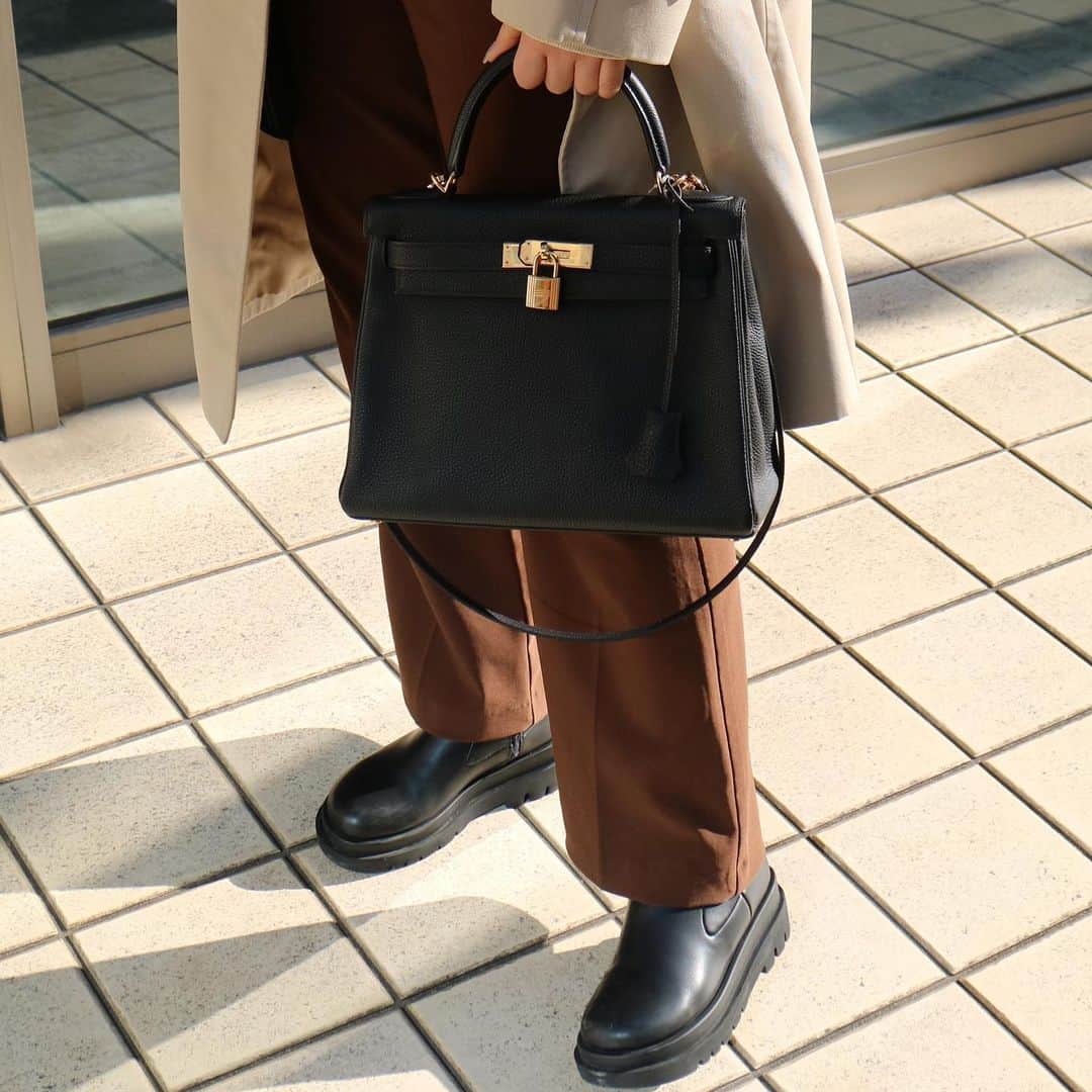 Vintage Brand Boutique AMOREさんのインスタグラム写真 - (Vintage Brand Boutique AMOREInstagram)「Hermes Kelly 28 Togo in Black   🛒Not available on webstore - DM us to order  ✈️Free Shipping Worldwide  📩DM for more info and pricing ➡️info@amorevintagetokyo.com   #hermes #vintage #amore」2月28日 15時17分 - amore_tokyo