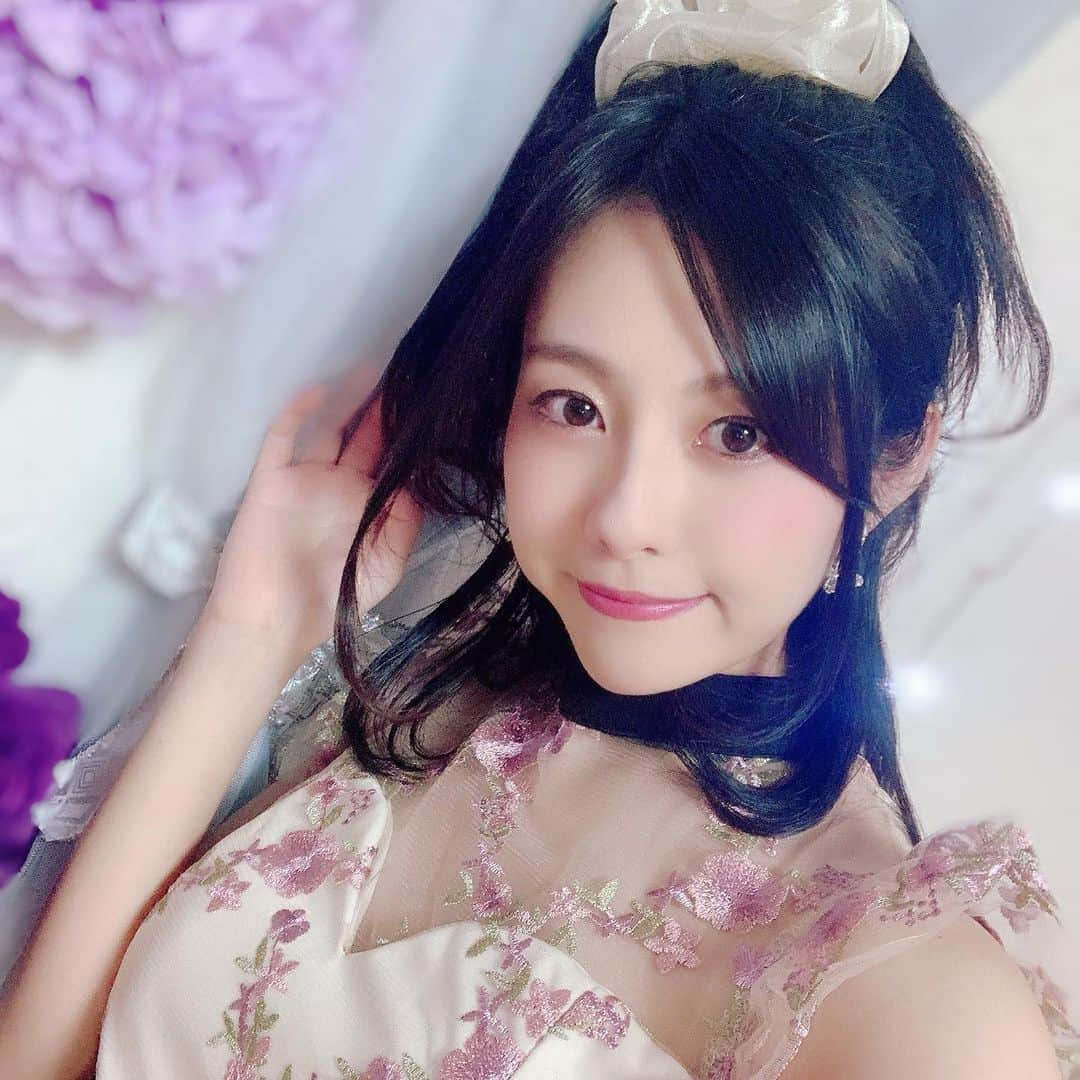 池田愛さんのインスタグラム写真 - (池田愛Instagram)「改めまして、倖田來未×17LIVE【次世代シンガーオーディション】~Lv.10 🥇1位🥇👏🏻✨ ありがとうございました😭💗  まさか中間日からの途中参戦にも関わらず1位になれたこと、本当に本当に嬉しいです🥺 大好きな倖田來未さんに会えるかもしれない〜！！！！💓 さっそくオーディションの書類を送りました🙋🏻‍♀️💌 1次審査通過するといいなぁ🙏  沢山の方に応援していただき獲得できた1位〜🥇✨✨ これからも大切に、更に成長してTOPライバーを目指してずっと頑張りますっ(ง •̀_•́)ง🔥 初心を忘れずに皆様と楽しい居心地の良いケロアイ🐸💗枠を目指してこらからも応援宜しくお願いいたします！！  皆様にも憧れの方はいらっしゃいますか？☺️❤️ ・ ・ ・ ・ #倖田來未 #17live #イチナナライバー #イチナナライブ #オーディション #黒髪 #ドレスアップ #女優 #池田愛 #ケロアイ #アイドル #diy女子 #ポニーテールとシュシュ #ハーフアップ #ハーフアップアレンジ #シュシュアレンジ」2月28日 15時23分 - ai_ik3