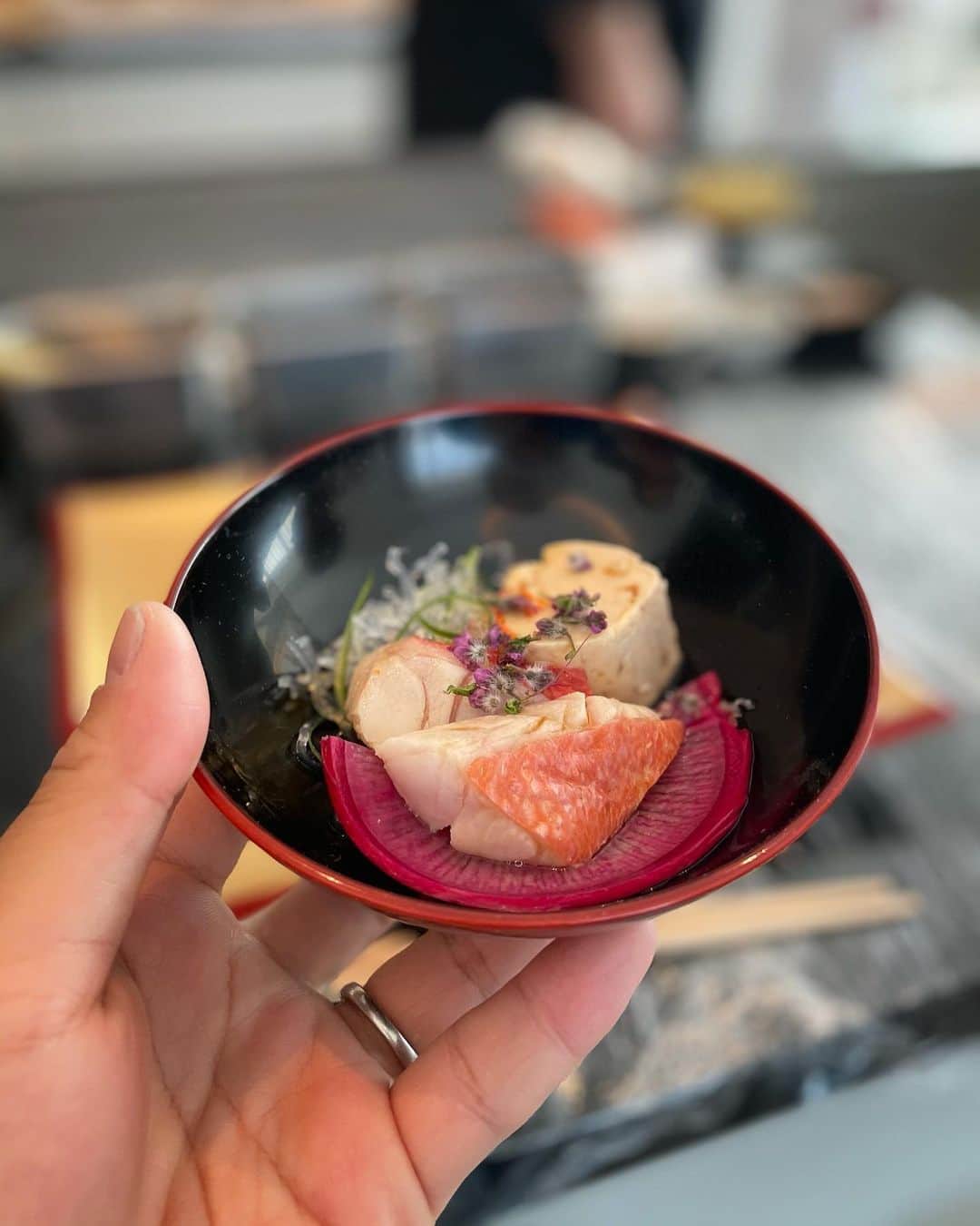 大志（DOWBL）さんのインスタグラム写真 - (大志（DOWBL）Instagram)「美味しい鮨を我が家で🍣  子どもたちも大喜び(握り体験までさせていただいて...)  本当に美味しすぎました  大将ありがとうございました！  @sushi_sakura_   #鮨 #🍣 #鮨匠sakura  #ありがとうございました」2月28日 15時18分 - taishi.s.n