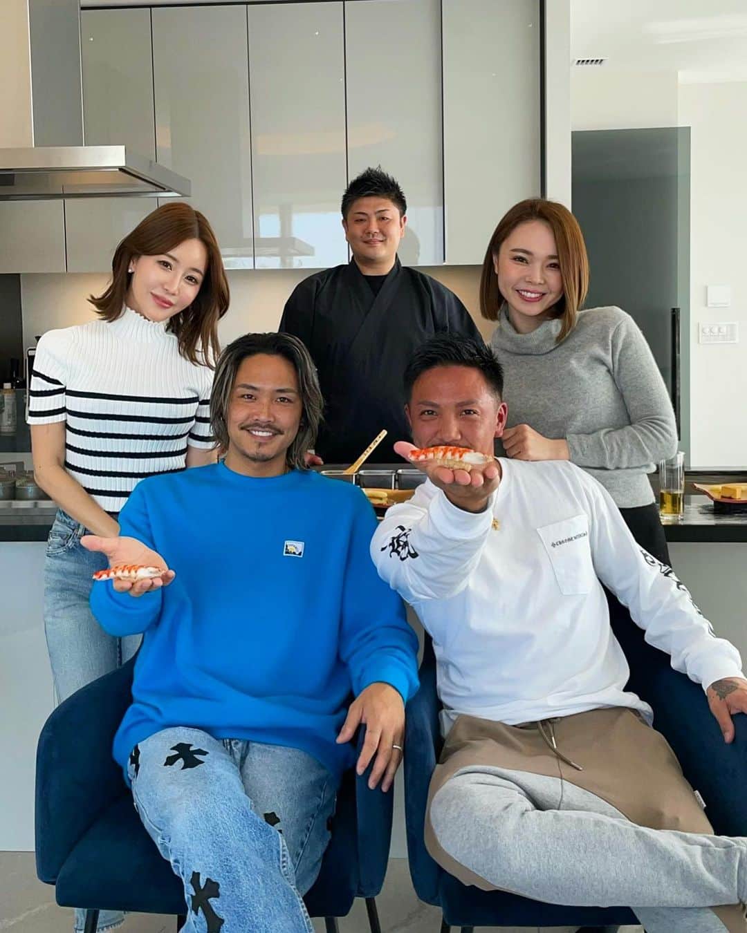 大志（DOWBL）さんのインスタグラム写真 - (大志（DOWBL）Instagram)「美味しい鮨を我が家で🍣  子どもたちも大喜び(握り体験までさせていただいて...)  本当に美味しすぎました  大将ありがとうございました！  @sushi_sakura_   #鮨 #🍣 #鮨匠sakura  #ありがとうございました」2月28日 15時18分 - taishi.s.n