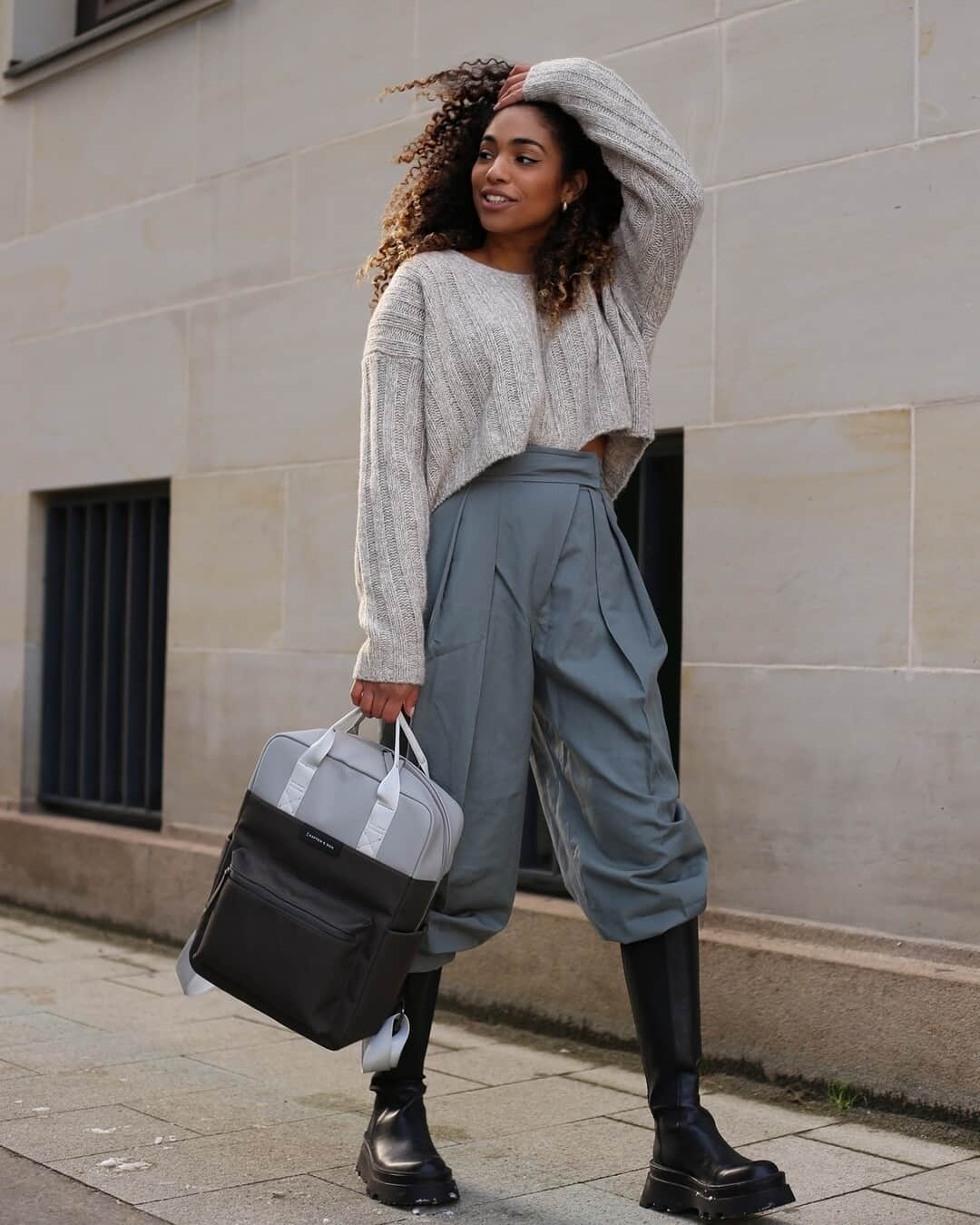 Kapten & Sonさんのインスタグラム写真 - (Kapten & SonInstagram)「These boots are made for walking ... 🎶 So does our backpack Bergen "Grey Black" - the perfect companion for your daily walks no matter where your going! 🙌 @curlsallover combines our backpack to her stylish look! #bekapten #kaptenandson⁠ .⁠ .⁠ .⁠ #backpack #casual #style #fashion #casual #look #city #walks #onthego #streetstyle #inspo #ootd #hamburg」2月28日 15時30分 - kaptenandson