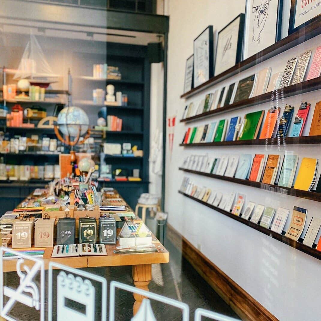 のインスタグラム：「.  高雄駁二店明天有營業。  天氣和煦，來駁二走走吧！  3/2（二）～3/3（三）駁二店 調整店休，請留意可別撲空喔！ .」