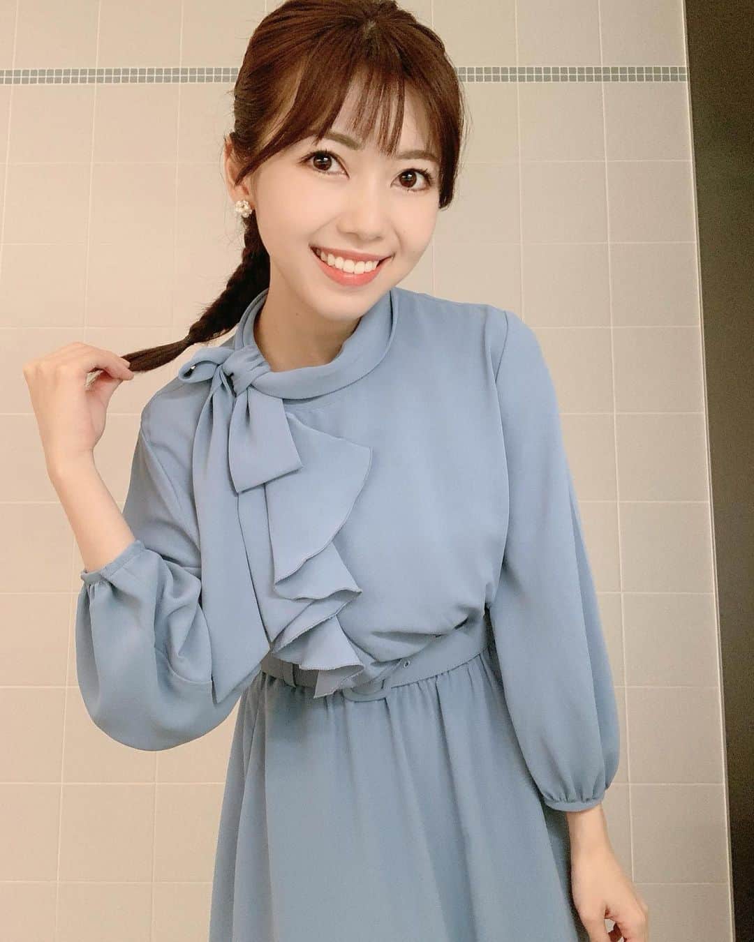 川又智菜美のインスタグラム：「𝙾𝚞𝚝𝚏𝚒𝚝♥︎𝙷𝚊𝚒𝚛﻿ 珍しく髪を編んでまとめてもらいました👱‍♀️💛﻿ オンエア中は正面しか映らないため﻿ なんとかヘアスタイルをお届けしようと﻿ 髪の毛の端をもつポーズになってしまう😂﻿ 真後ろからも撮れたらなぁと﻿ 試行錯誤してみたのですが1人では難しかったです😭﻿ ﻿ この日のワンピースは生地感が柔らかく、﻿ 揺れる感じを伝えたくて﻿ 動画も撮っちゃいました☺️💙﻿ 普段着るものよりもドレッシーな雰囲気💫 いかがでしょうか？🙂﻿ 👗 @strawberry_fields_official」