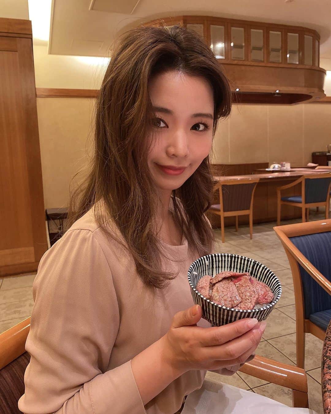のインスタグラム：「毎週末こんな贅沢な休日を過ごしてみたい🤤  肉三昧🥢  ・ #静岡  #けやき #肉三昧 #ホテルランチ #SBSテレビ #soleいいね #SBSラジオ #静岡放送 #鉄崎幹人のWASABI #WASABI #アナウンサー #大槻有沙 #follow #followme #instagood #instadiary #instalike #instamood #instalove #instafollow」