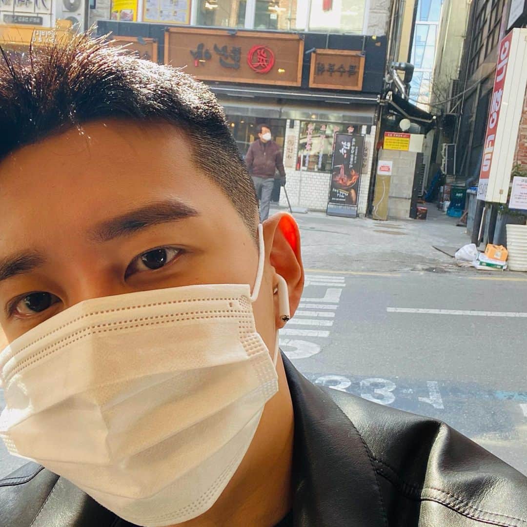 ビボム のインスタグラム：「화면 가득 내얼굴 🤨」